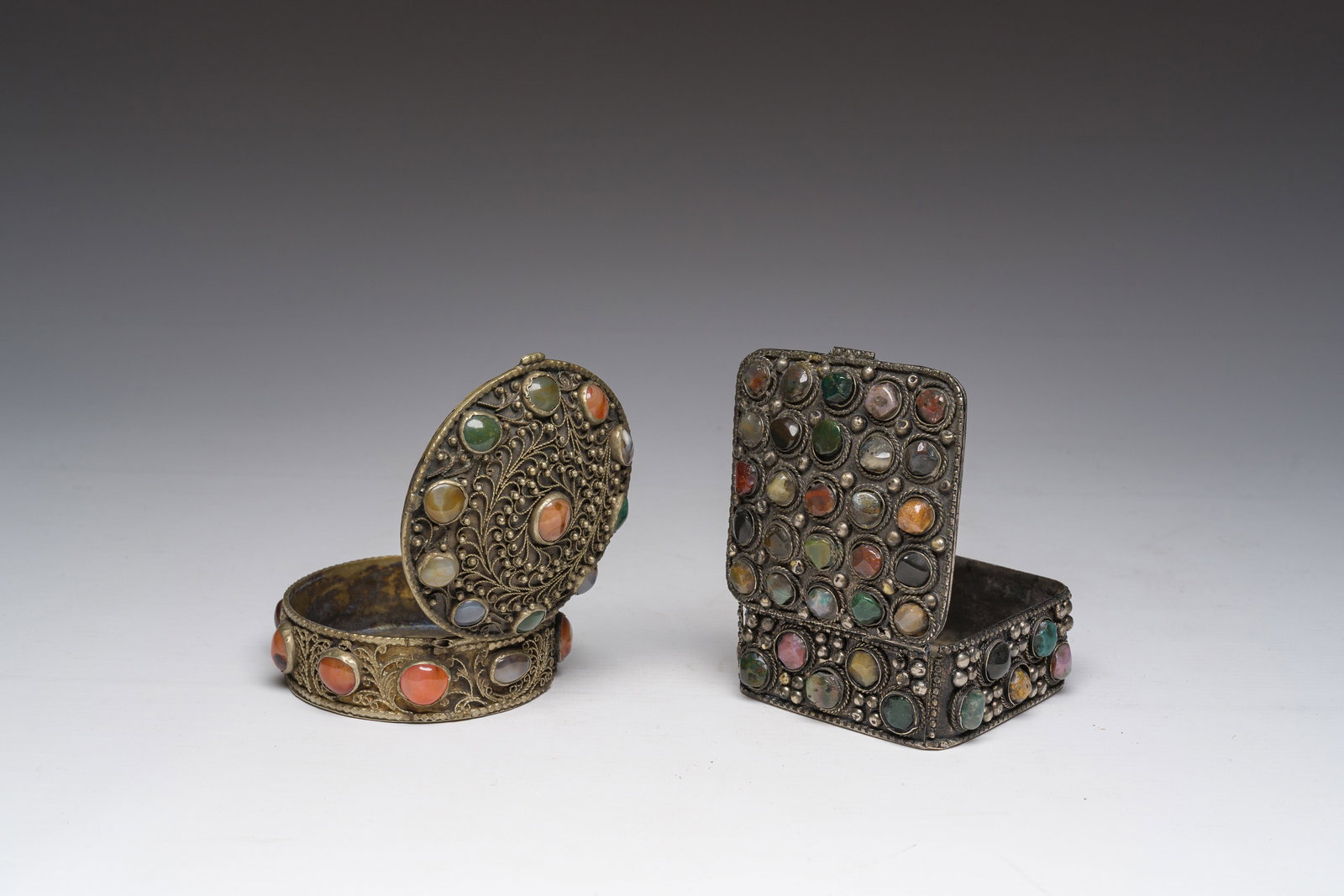 Two Indian lidded boxes in hardstone-embellished silver metal with filigree work, 20th C. (1 of 10)