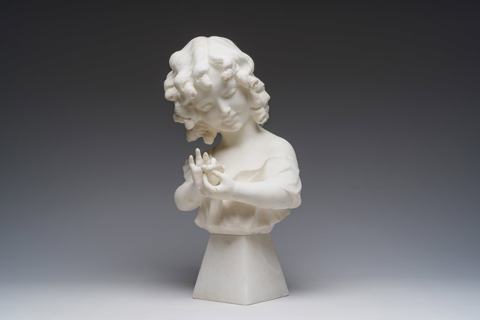 Eugenio Battiglio (19th/20th C.): Girl with a butterfly in her hand, alabaster, Florence (1 of 10)