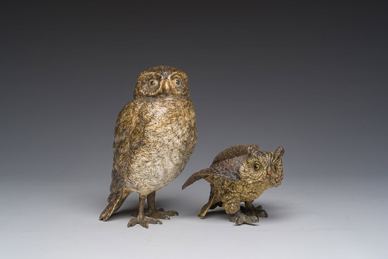 Franz Xaver Bergmann (1861-1936): Two Viennese polychrome cold painted bronze models of owls,: Franz Xaver Bergmann (1861-1936): Two Viennese polychrome cold painted bronze models of owls, 19th/20th C. H 14 - 7 cm One signed with a 'B' in an urn-shaped cartouche and one illigebly signed.