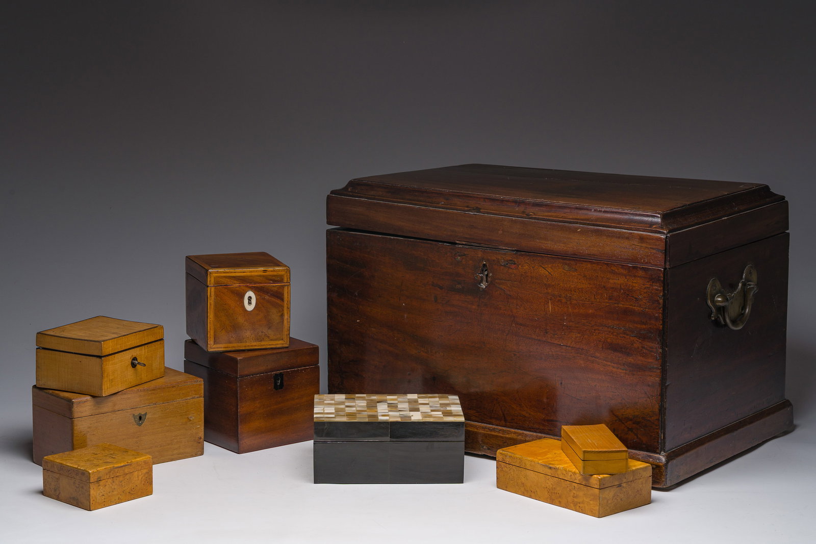 A wooden bronze mounted and eight tea boxes and boxes and covers in various types of wood, mainly (1 of 4)