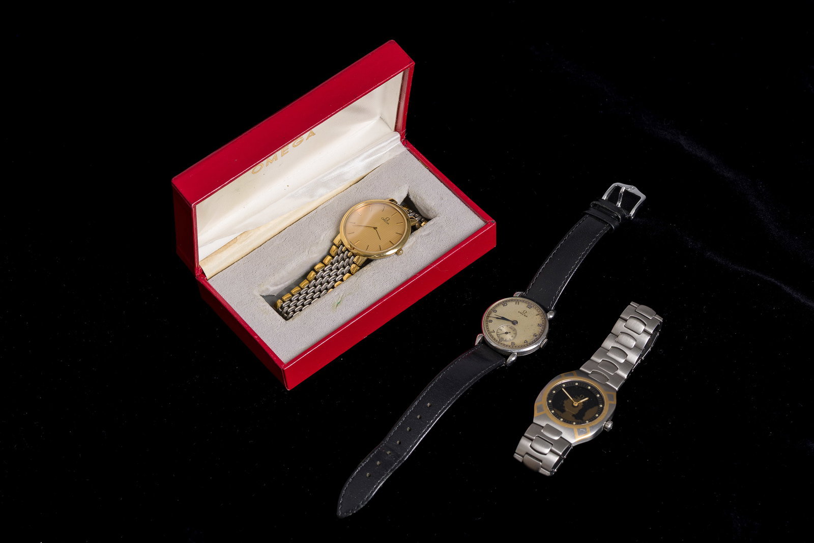 Three various Omega watches, a.o. an iconic Omega De Ville and an Omega Seamaster Polaris, 20th C.: Three various Omega watches, a.o. an iconic Omega De Ville and an Omega Seamaster Polaris, 20th C. L 13 - Dia.: 3,3 cm (Omega De Ville, Dia incl. the crown) L 12 - Dia 3,4 cm (Omega Seamaster, Dia inc