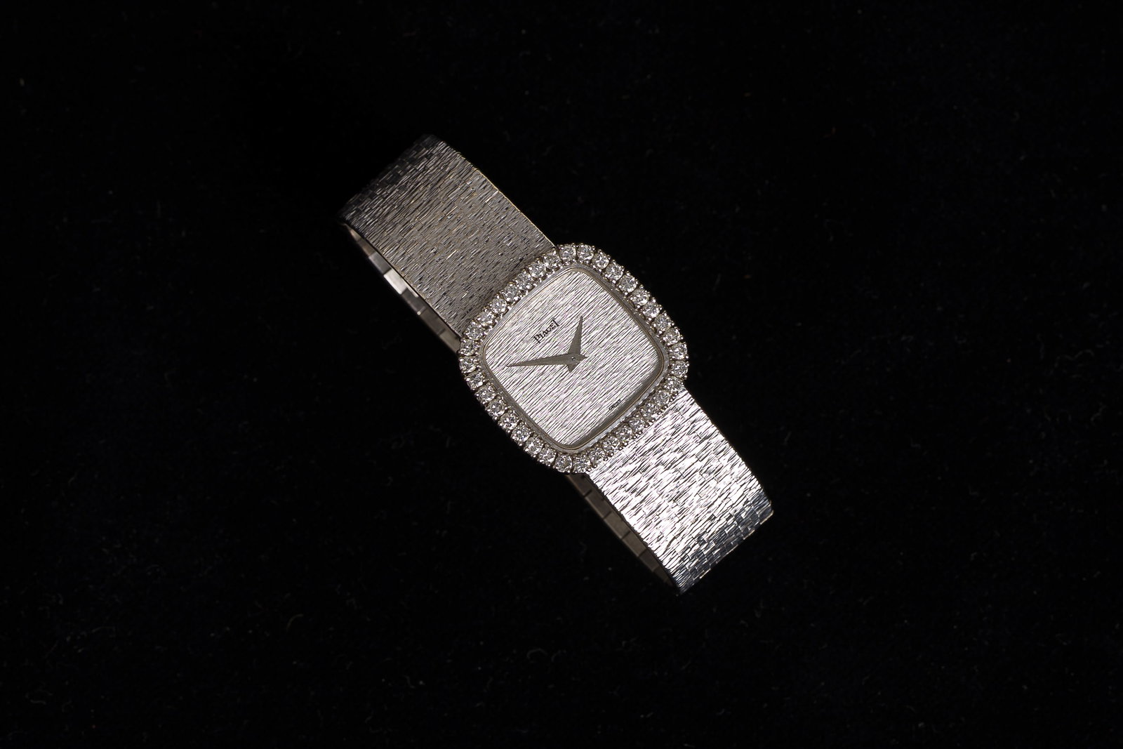 An 18 carat white gold and diamond set Piaget lady's cocktail watch, 20th C. (1 of 10)