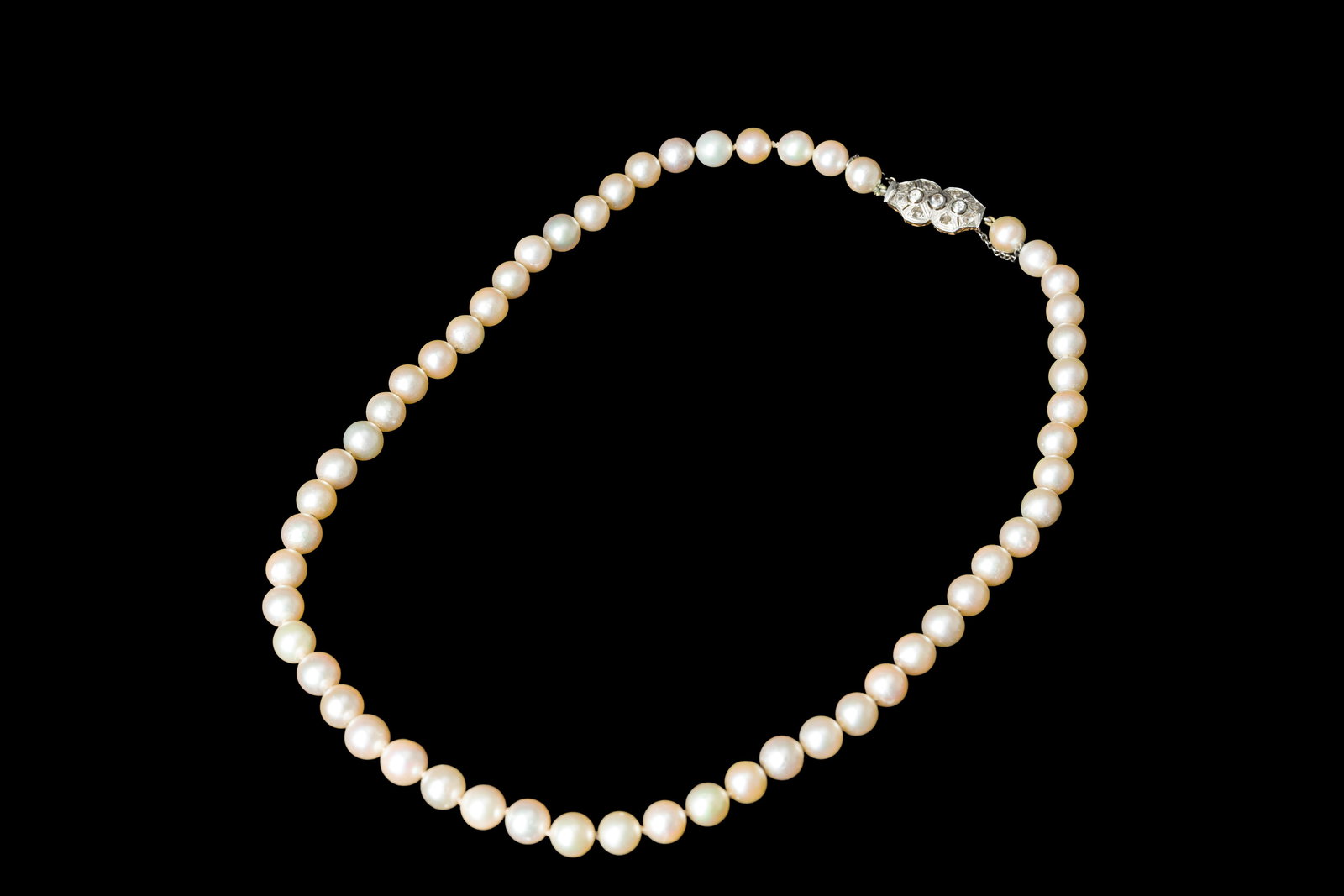 An Akoya pearl necklace with a gold clasp, 20th C. (1 of 4)