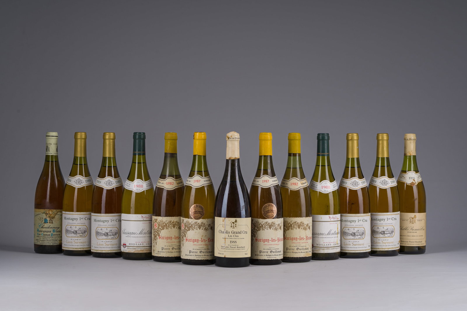 1982-1989 Savigny-les-Beaune, Chablis, Chassagne-Montrachet, Chardonnay, Montagny, 13 flessen: 1982-1989 Savigny-les-Beaune, Chablis, Chassagne-Montrachet, Chardonnay, Montagny, 13 flessen 75 cl1982 Savigny-les-Beaune Pierre Guillemot, 2 bottles 1987 Savigny-les-Beaune Pierre Guillemot, 2 bottl