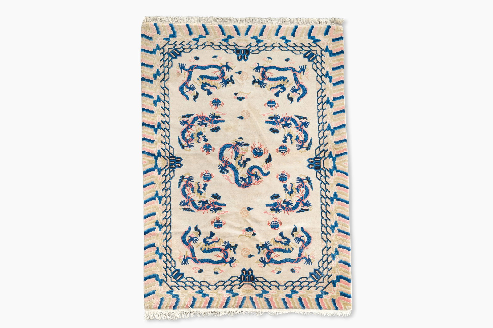 A Chinese wool 'dragons' rug, Beijing, 20th C.: A Chinese wool 'dragons' rug, Beijing, 20th C. 184 x 121,5 cm