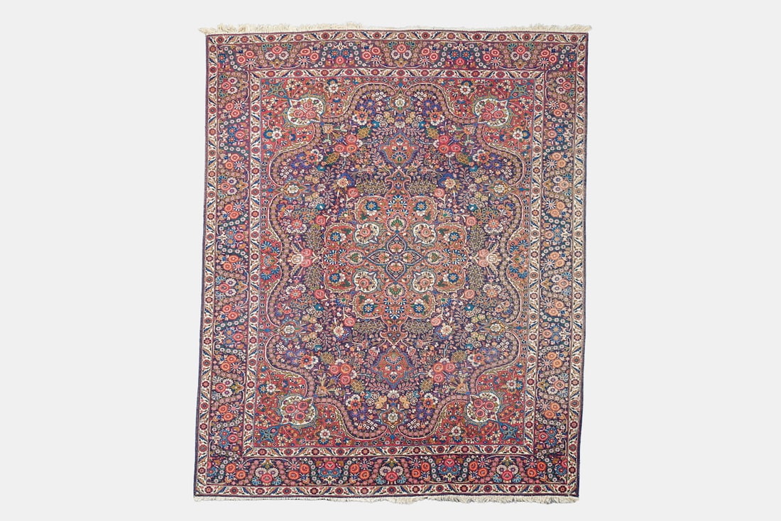 A Persian Bakhtiar rug with floral design, wool on cotton, 20th C. (1 of 6)