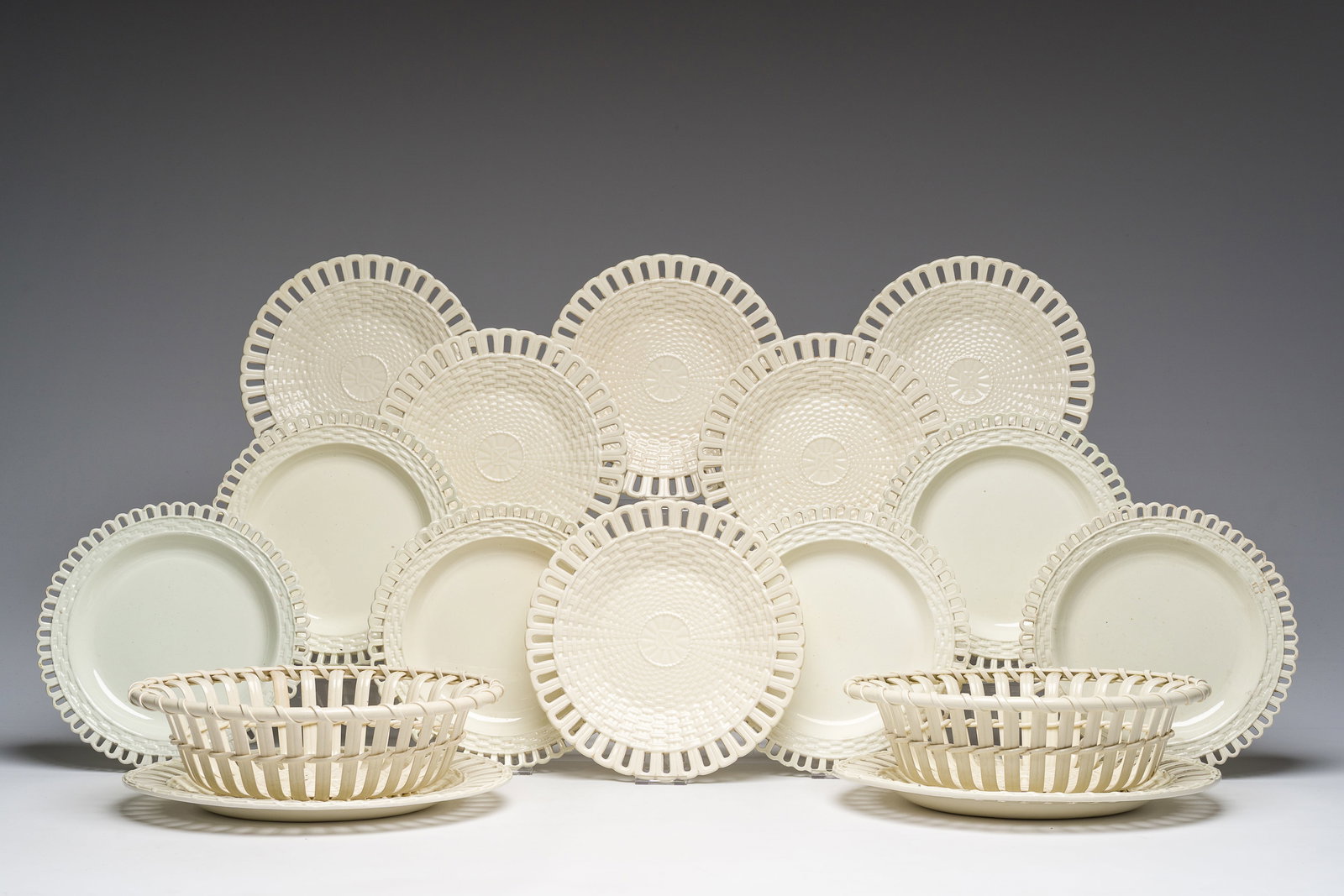 A 16-piece Leeds creamware service with plates and a pair of baskets on stands, England, 18th/19th (1 of 8)