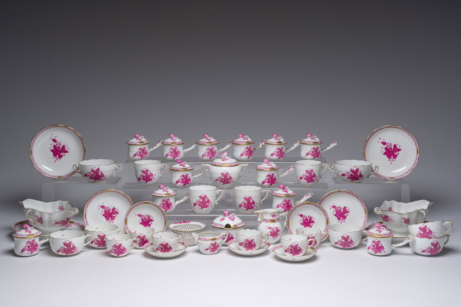 An extensive Hungarian Herend gilt and rose decorated porcelain 'flowers' set, 20th C.: An extensive Hungarian Herend gilt and rose decorated porcelain 'flowers' set, 20th C. Dia.: 16,5 - 11,5 cm (the largest and the smallest saucer) H 10,5 - L 13 cm (the sugar pot) H 9,5 - L 24 - D 17,5