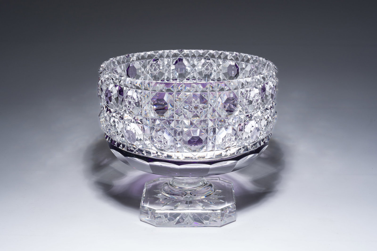 A partly coloured overlay cut crystal bowl on stand, Val Saint Lambert, ed. 39/100, Belgium, 20th C. (1 of 9)