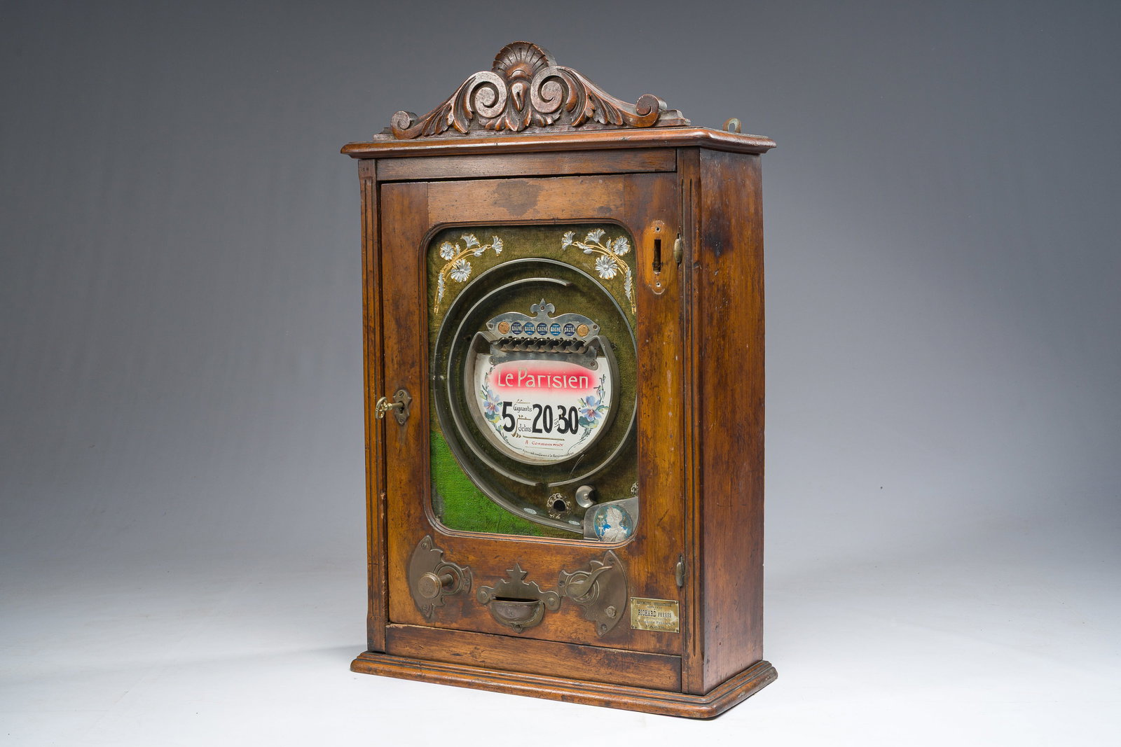 A French wooden 'Le Parisien' coin-operated gaming or slot machine with gilt and silver-plated (1 of 10)