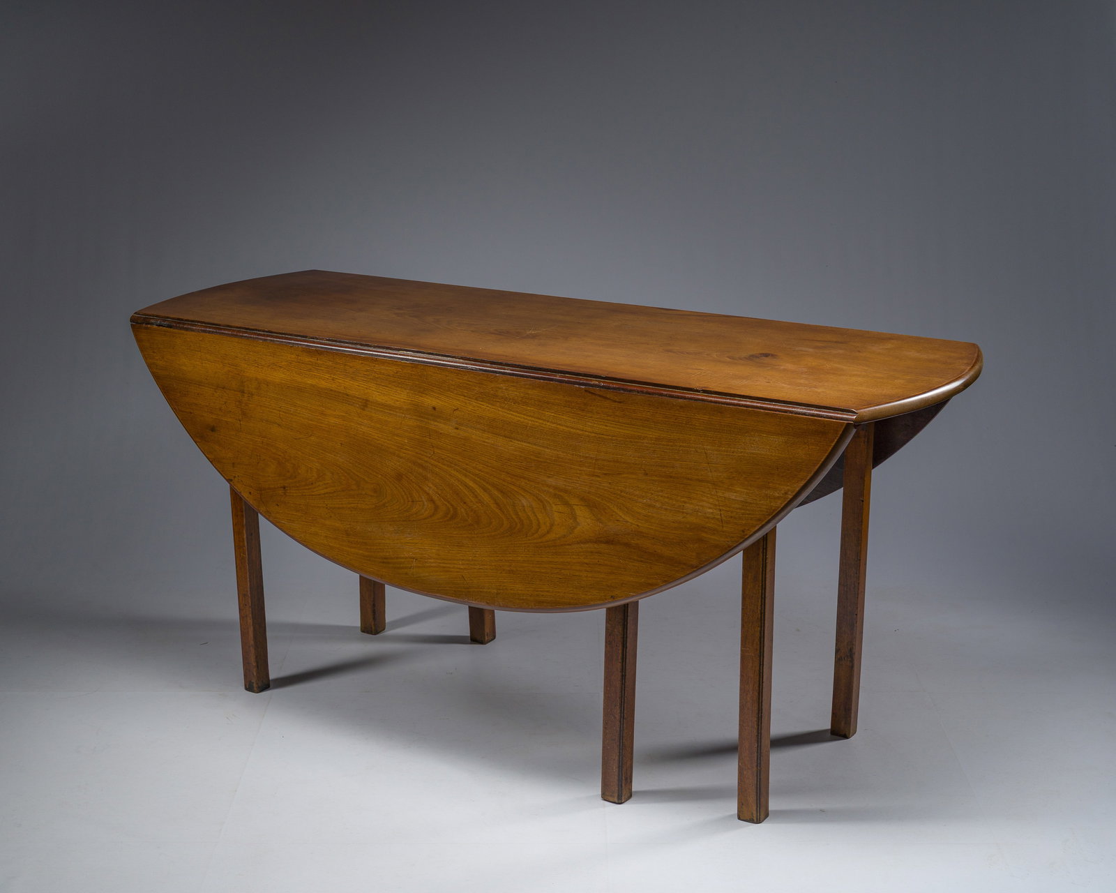 An Irish mahogany 'gateleg' table, 19th C. (1 of 4)