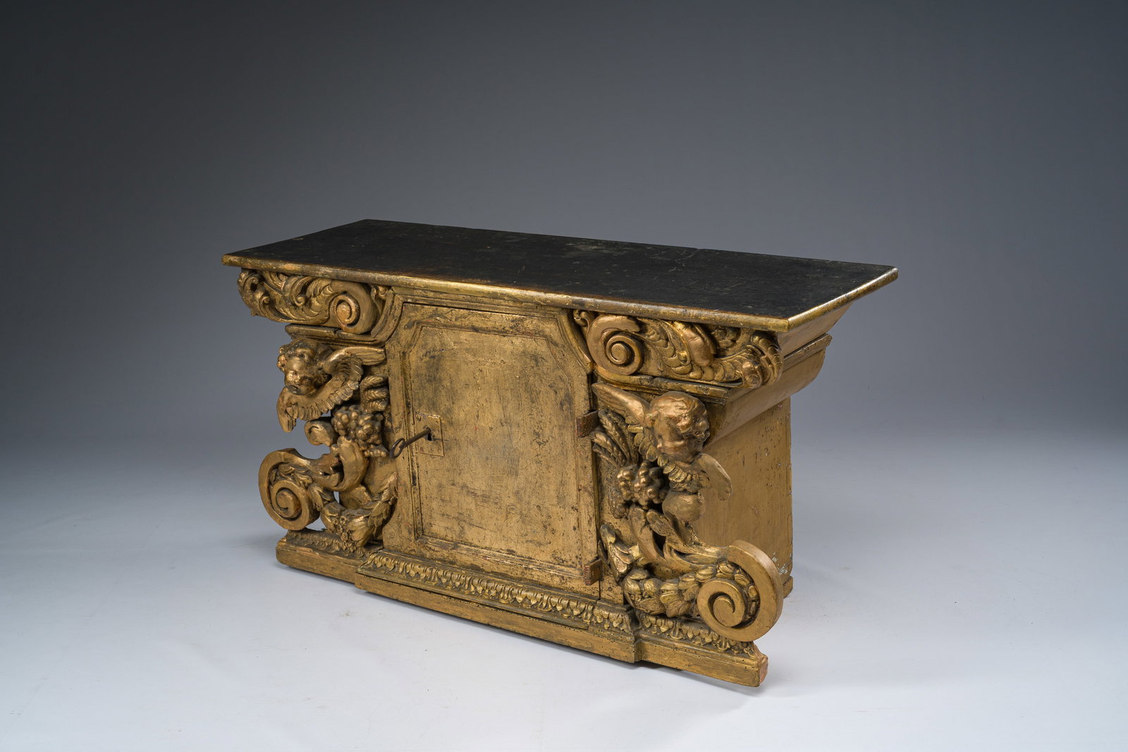 A gilt wooden tabernacle with floral design and angels, 18th C. (1 of 9)