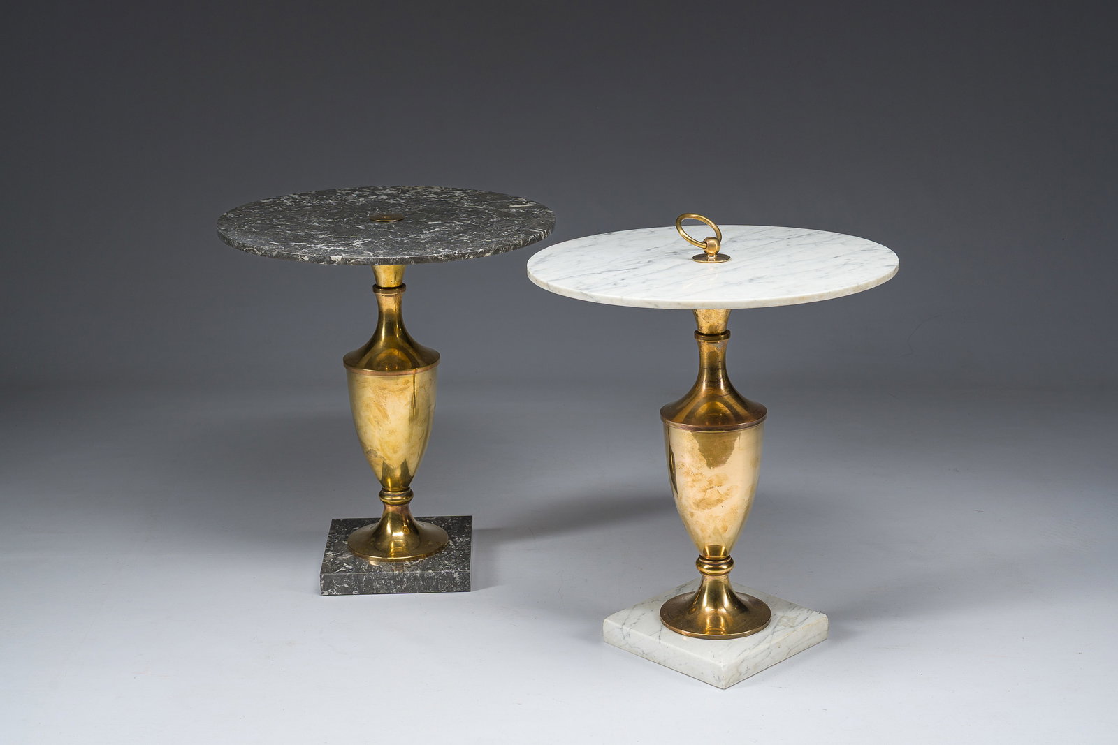 Two Hollywood Regency white and grey marble side tables with gilt copper vase-shaped bases, Maison: Two Hollywood Regency white and grey marble side tables with gilt copper vase-shaped bases, Maison Jansen, Paris, France, 1970s H 45 - L 40,5 - D 40,5 cm