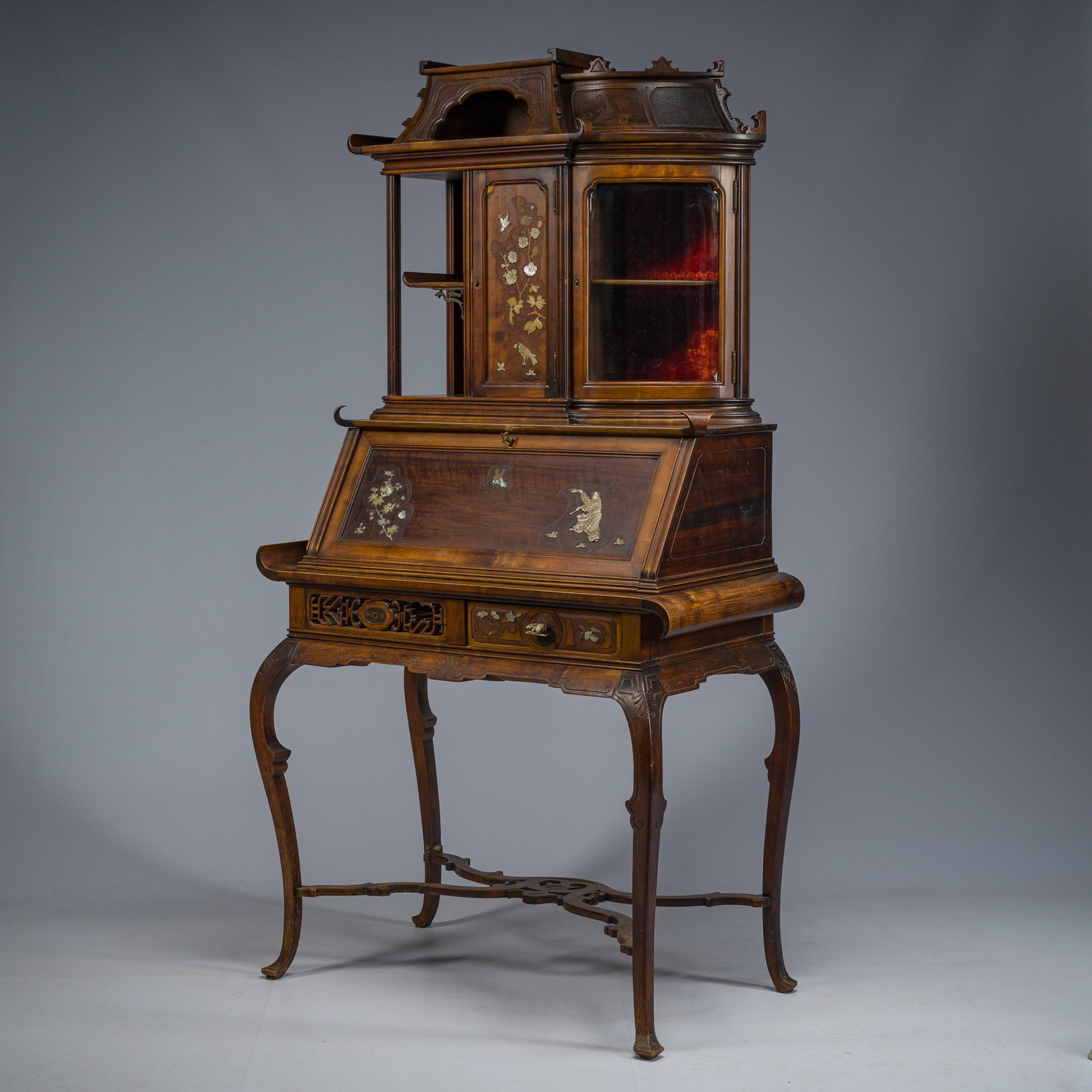 Gabriel Viardot (1830-1904, in the manner of): A Japanese style French vitrine in carved wood inlaid: Gabriel Viardot (1830-1904, in the manner of): A Japanese style French vitrine in carved wood inlaid with bone and mother-of-pearl, ca. 1900 H 163,5 - L 86,5 - D 84 cm The reverse with a 'Perret and V