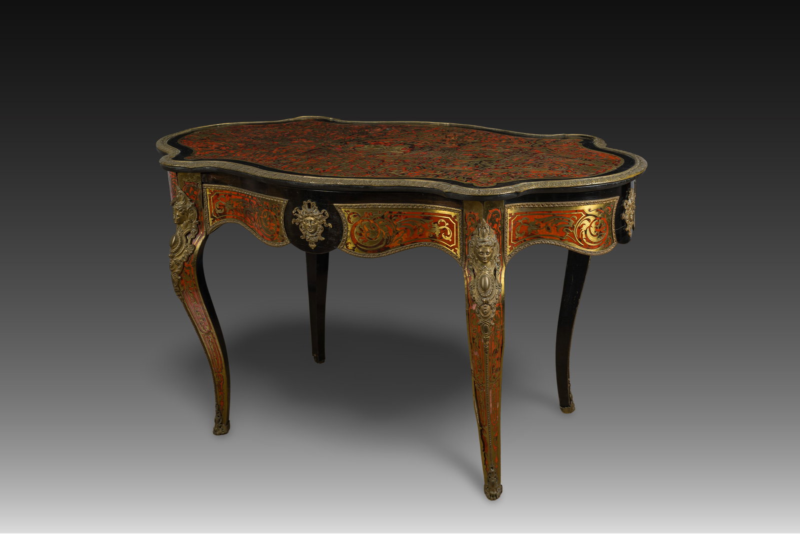 A French Historicism gilt bronze mounted tortoiseshell and brass marquetry Boulle violin table, 19th: A French Historicism gilt bronze mounted tortoiseshell and brass marquetry Boulle violin table, 19th C. H 75 - L 131,5 - D 75,5 cm