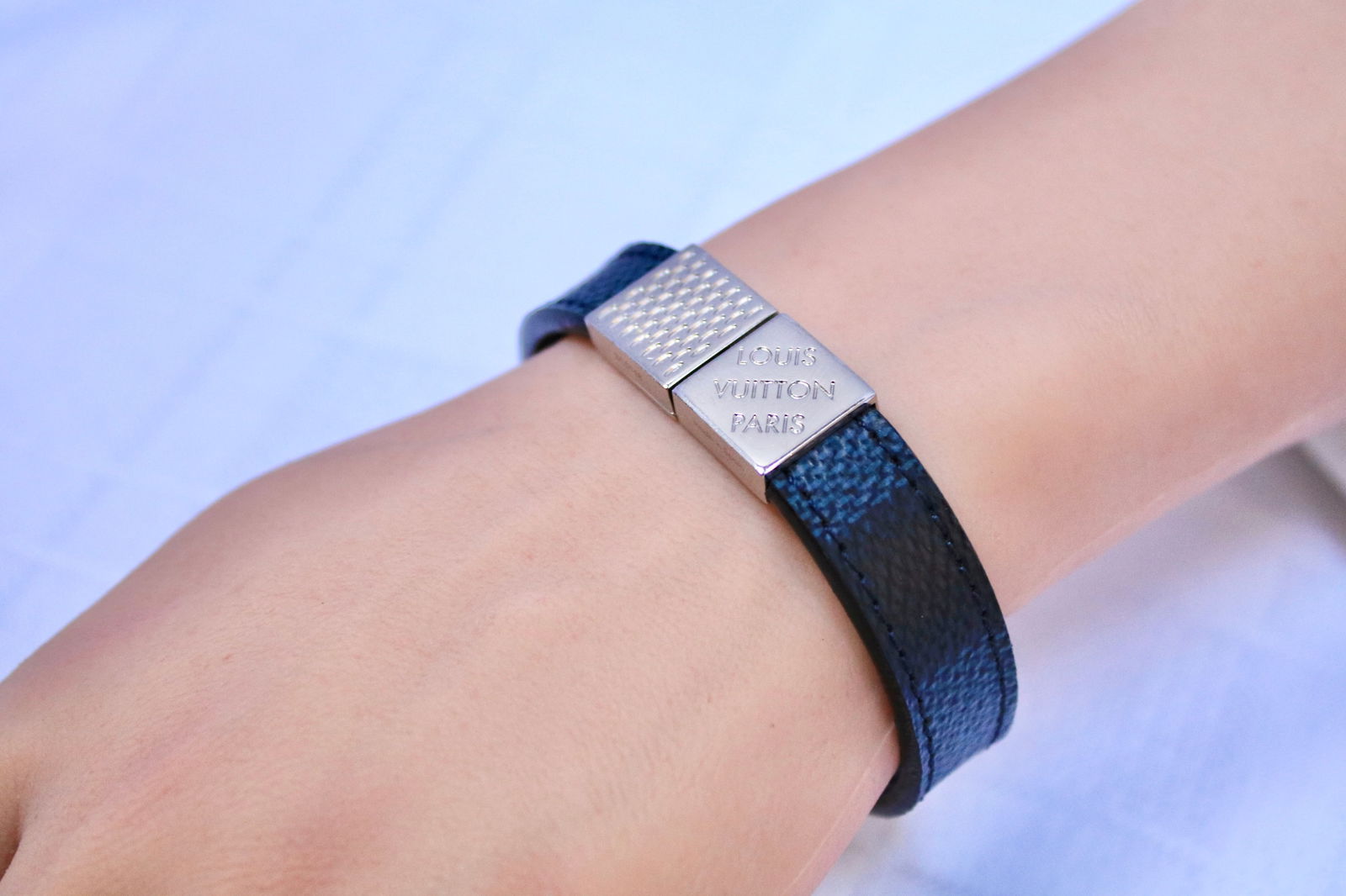 Louis Vuitton Pull It Reversible Bracelet M6178E (1 of 7)