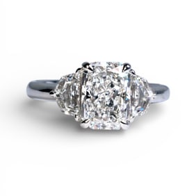 10k White gold rectangular center with two oval diamond ring