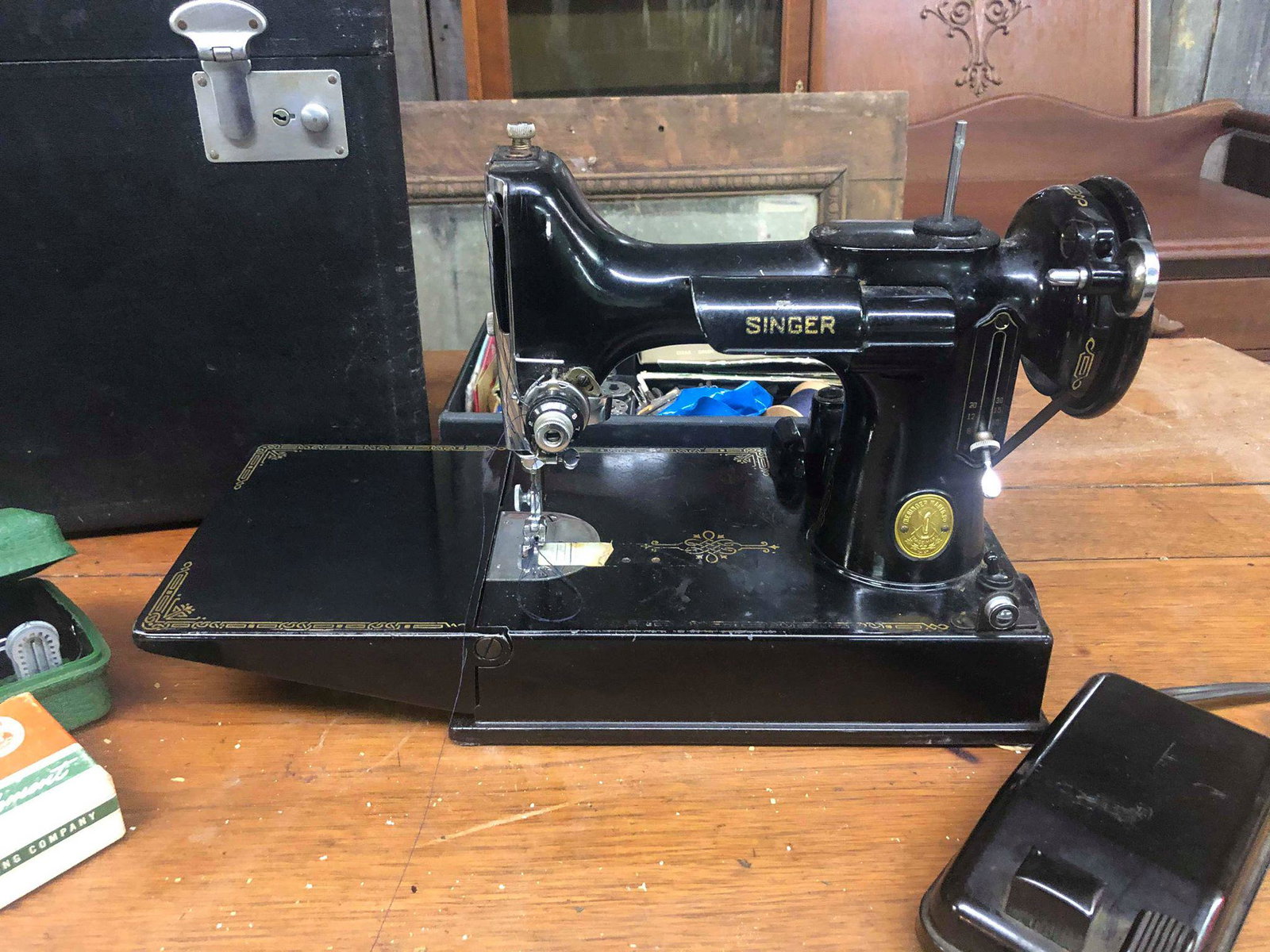 SINGER FEATHERWEIGHT SEWING MACHINE: SINGER FEATHERWEIGHT SEWING MACHINE W/ ACCESSORIES