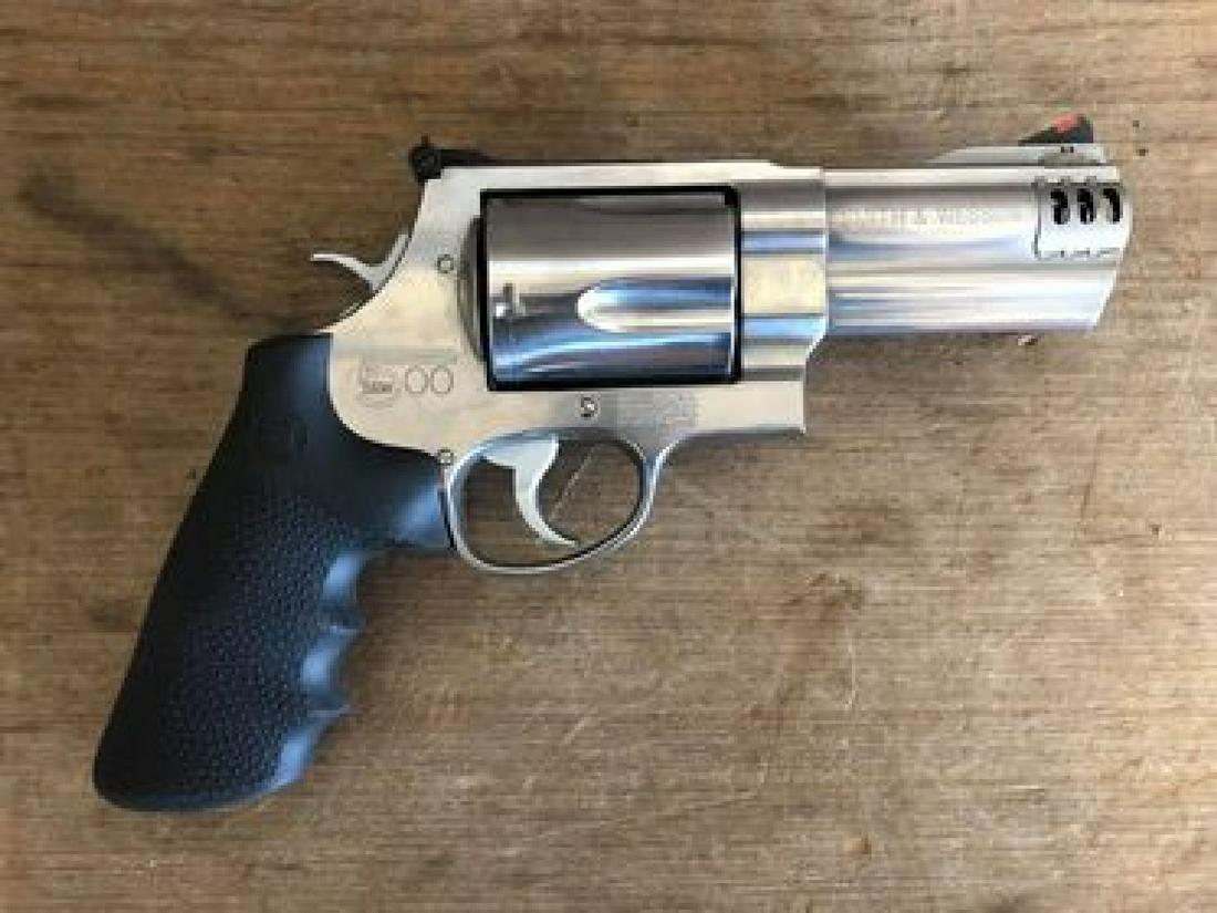 Smith and Wesson 500 W/Ported Barrel. Includes Case and: Smith and Wesson 500 W/Ported Barrel. Includes Case and 10 Center Fire Cartridges