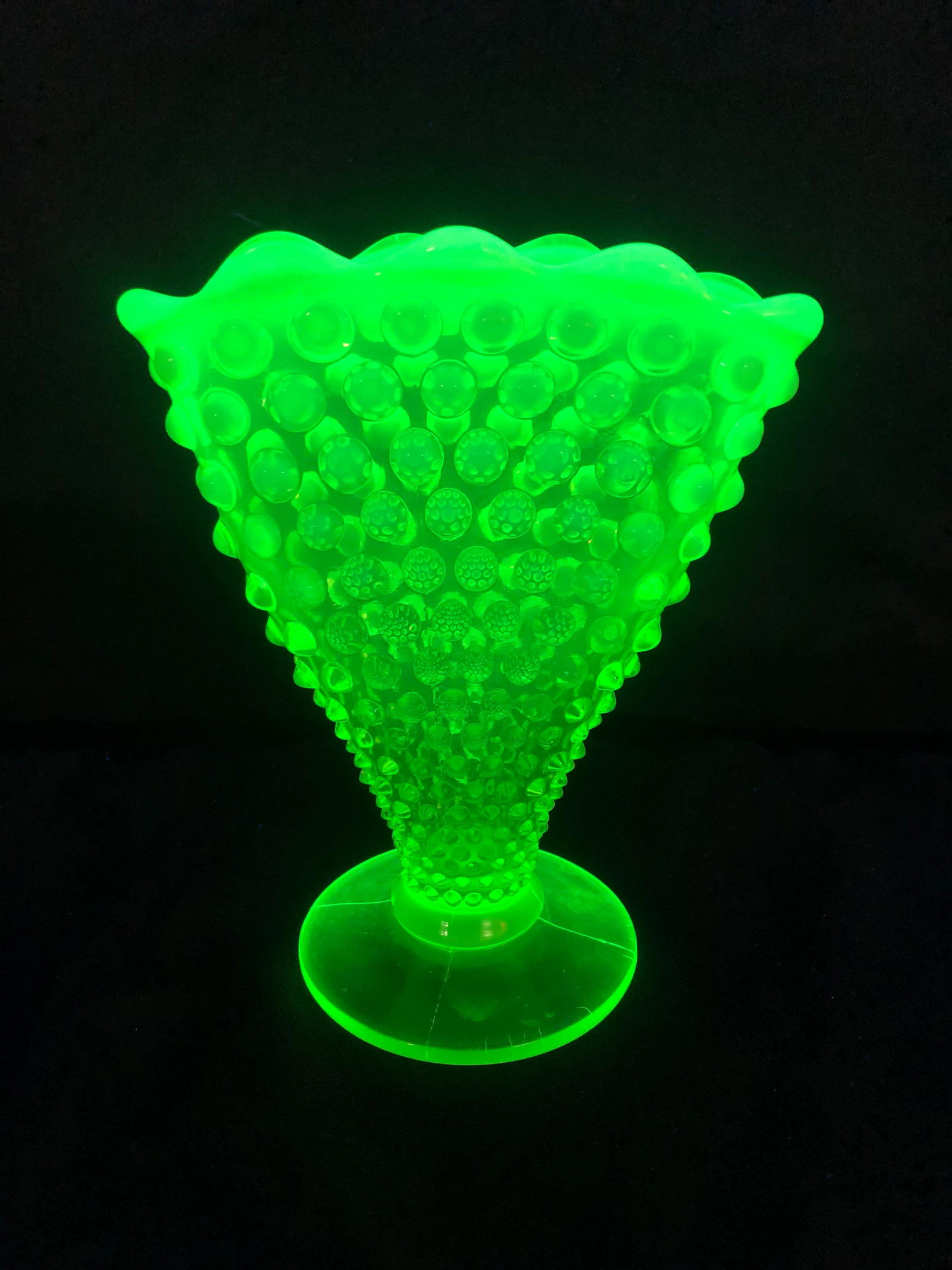 HOBNAIL FAN SHAPED FENTON VASELINE GLASS: HOBNAIL FAN SHAPED FENTON VASELINE GLASS