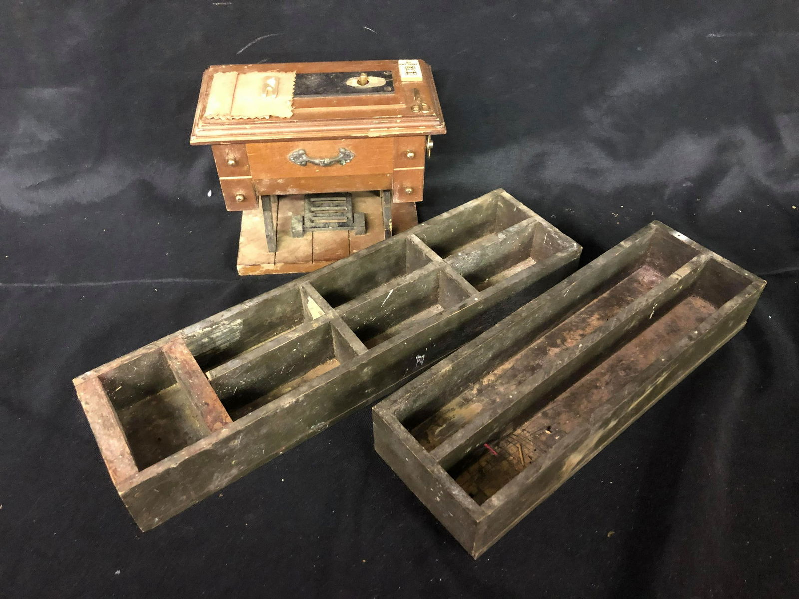 MINIATURE SEWING MACHINE AND WOODEN DIVIDED BOXES (1 of 1)