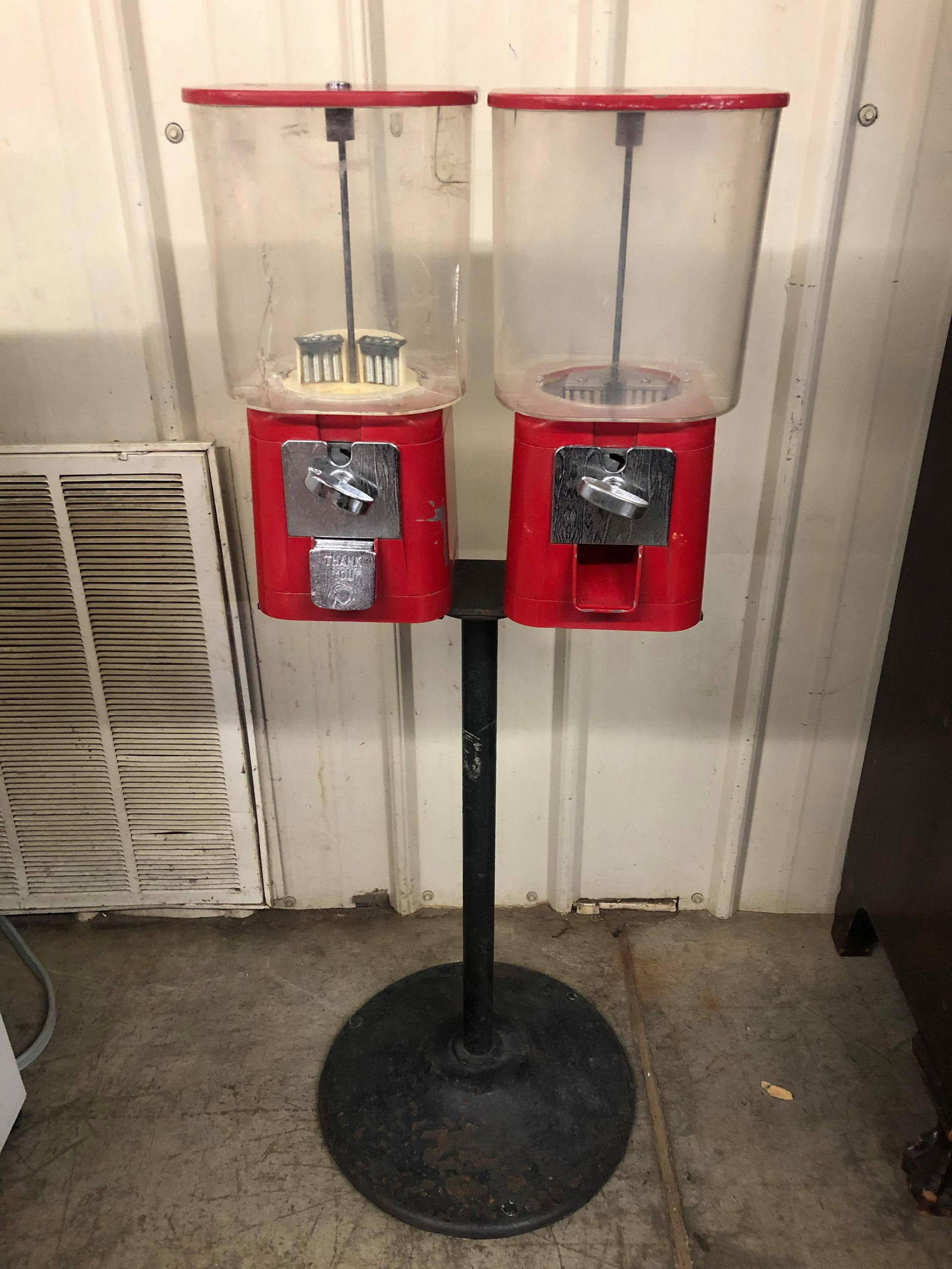 VINTAGE DOUBLE COIN OPERATED BUBBLE GUM MACHINES: VINTAGE DOUBLE COIN OPERATED BUBBLE GUM MACHINES