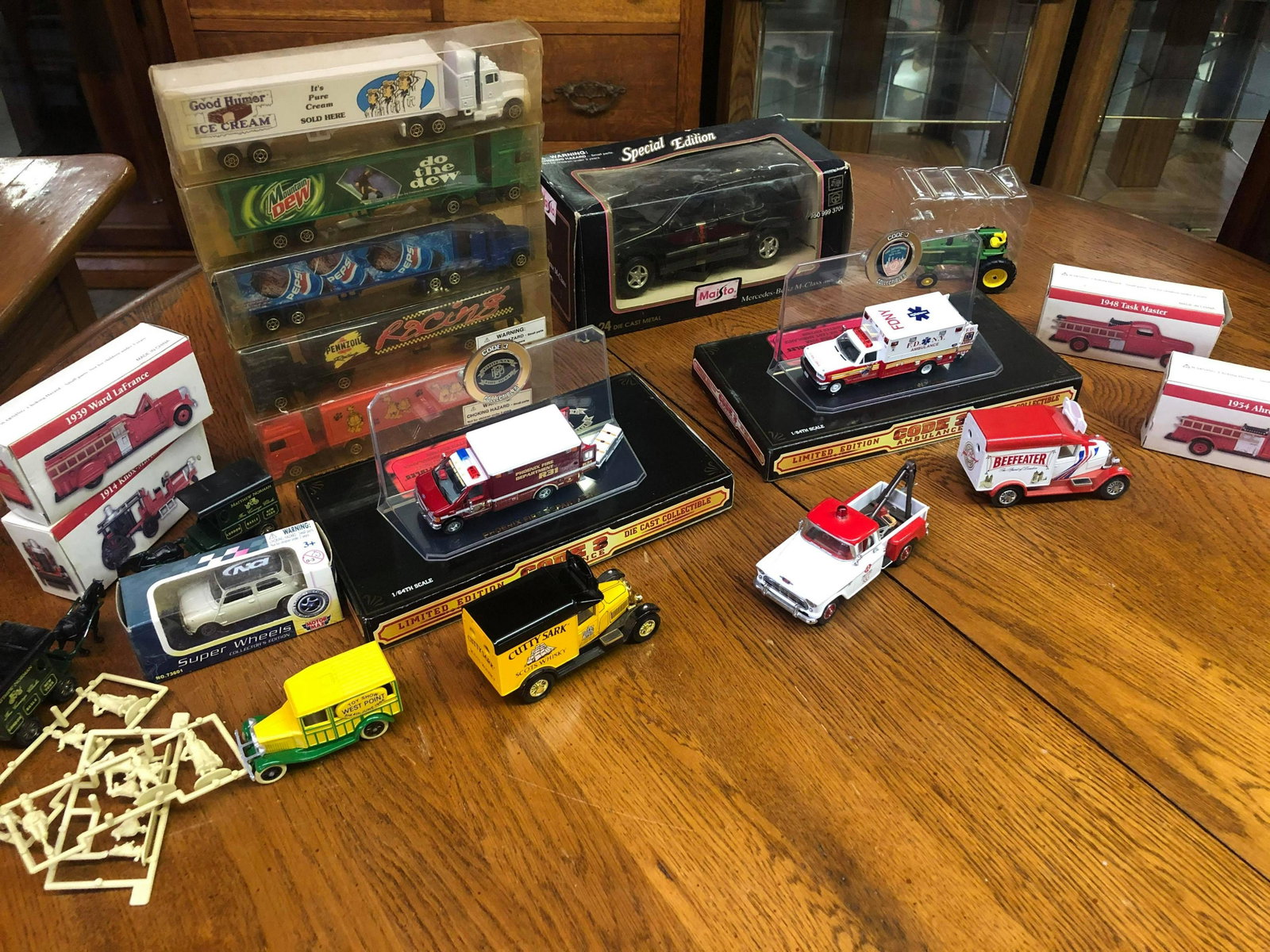 TOY COLLECTION INCLUDING DIECAST VEHICLES, SEMI TRUCKS,: TOY COLLECTION INCLUDING DIECAST VEHICLES, SEMI TRUCKS, TRACTORS
