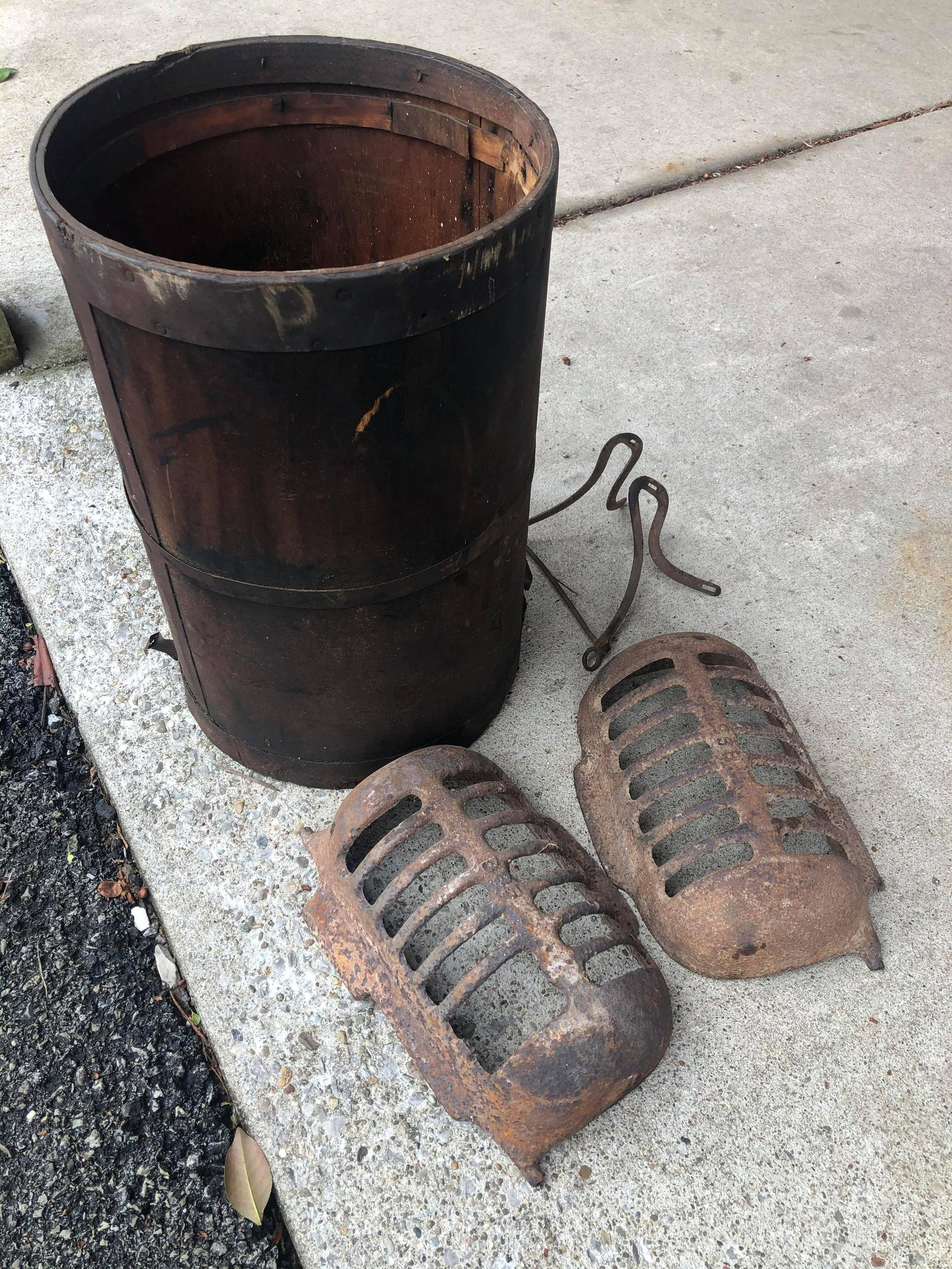 NAIL BUCKET WITH CAST IRON LIGHT PROTECTORS: NAIL BUCKET WITH CAST IRON LIGHT PROTECTORS