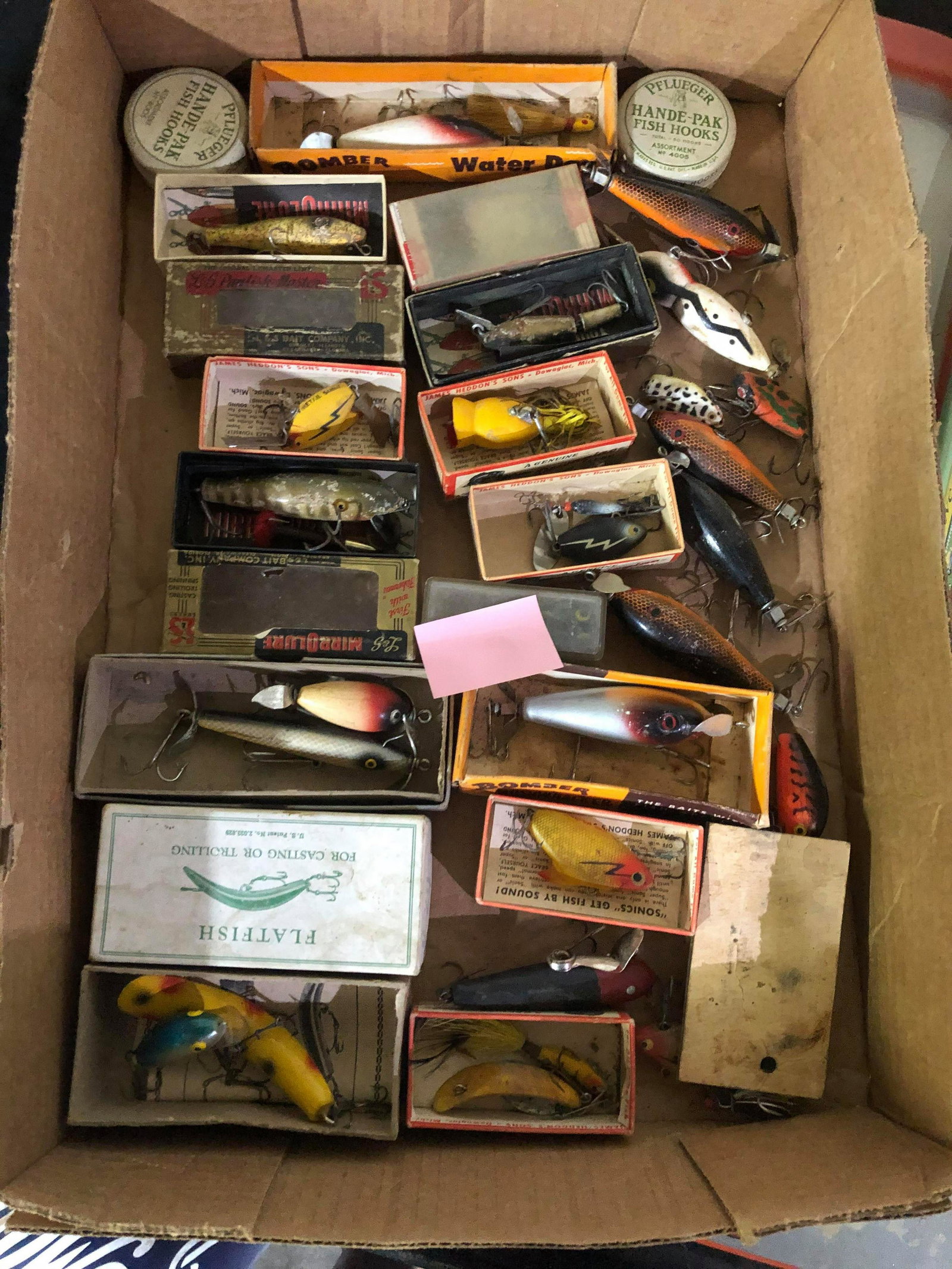 COLLECTION OF VINTAGE FISHING LURES: COLLECTION OF VINTAGE FISHING LURES