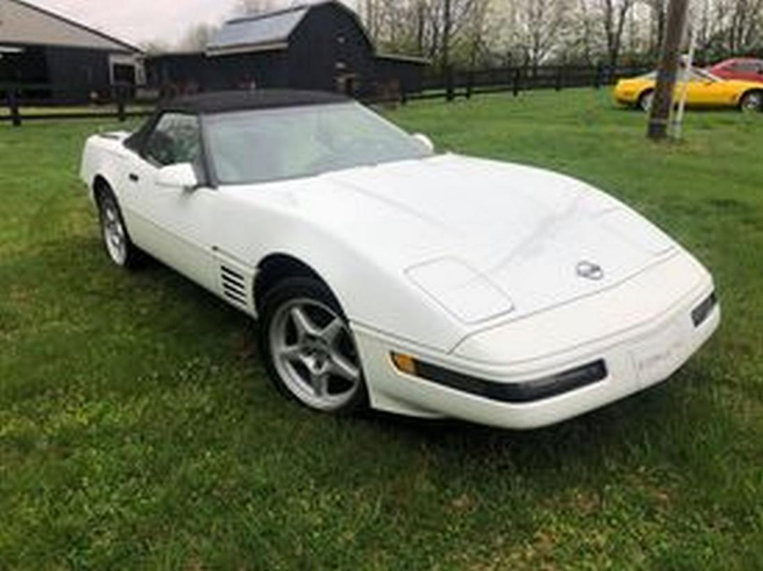 1992 CHEVROLET CORVETTE - COMES WITH HARDTOP AND: 1992 CHEVROLET CORVETTE - COMES WITH HARDTOP AND SOFTTOP, VIN NO. 1G1YY33P7N5104042, MILEAGE 72,355 - EXCELLENT CONDITION - RUNS AND DRIVES AS IT SHOULD.