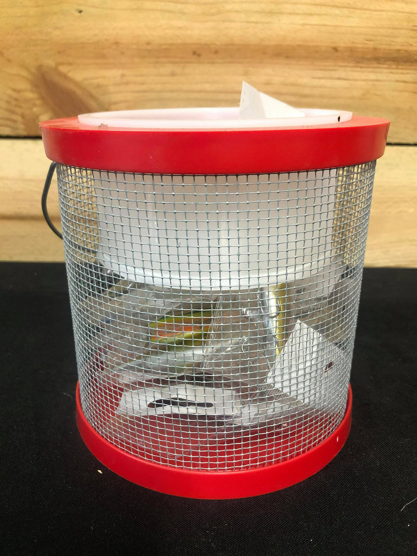 Cricket Cage With 10 Crank Baits: Cricket Cage With 10 Crank Baits