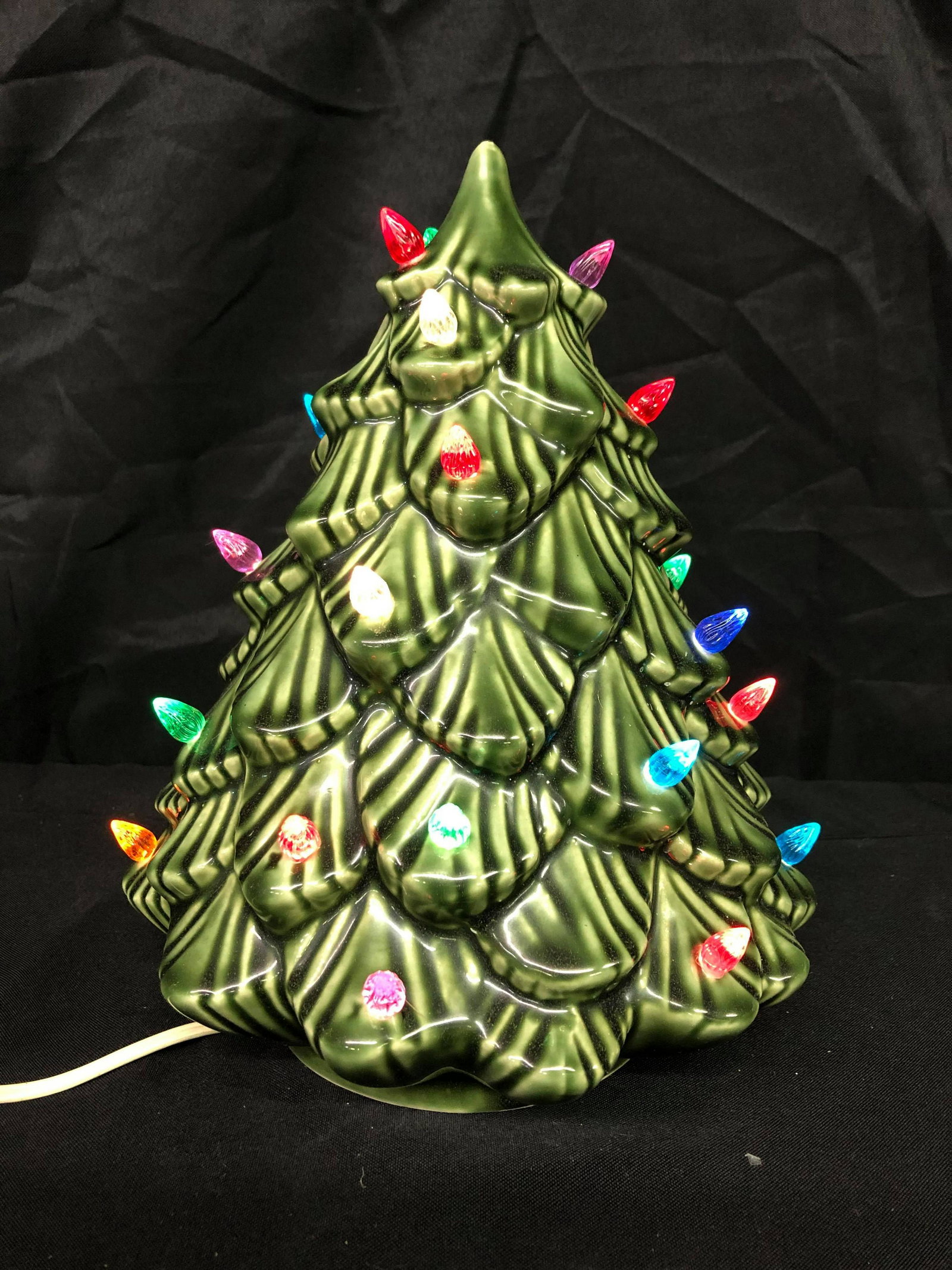 CERAMIC LIGHTED CHRISTMAS TREE: CERAMIC LIGHTED CHRISTMAS TREE