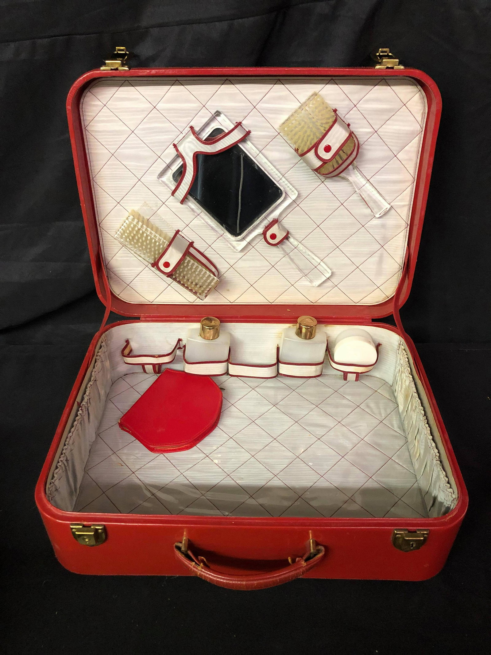 VINTAGE CHILDREN'S SUITCASE WITH BEAUTY SUPPLIES: VINTAGE CHILDREN'S SUITCASE WITH BEAUTY SUPPLIES
