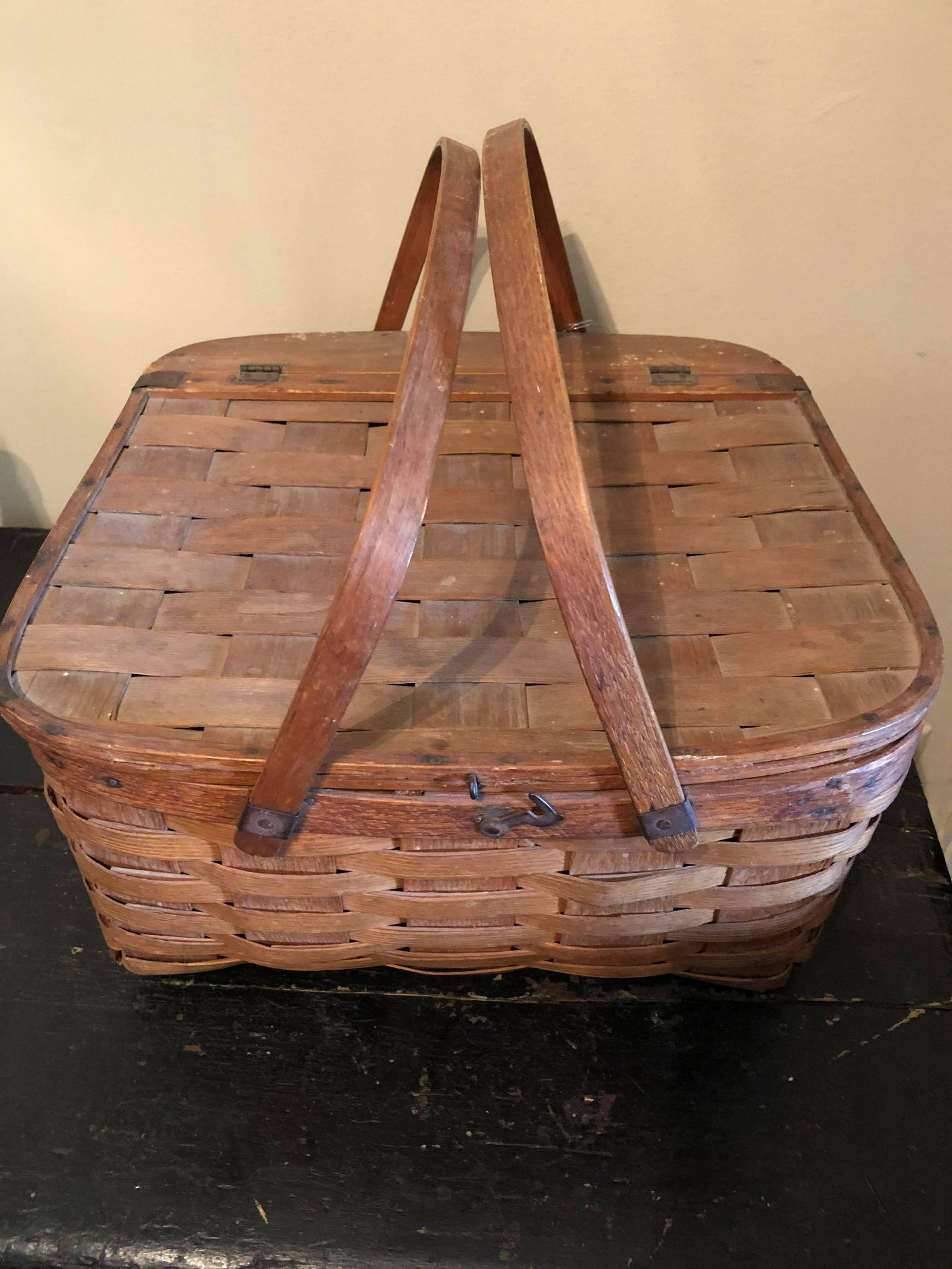 Antique Picnic Basket: Antique Picnic Basket