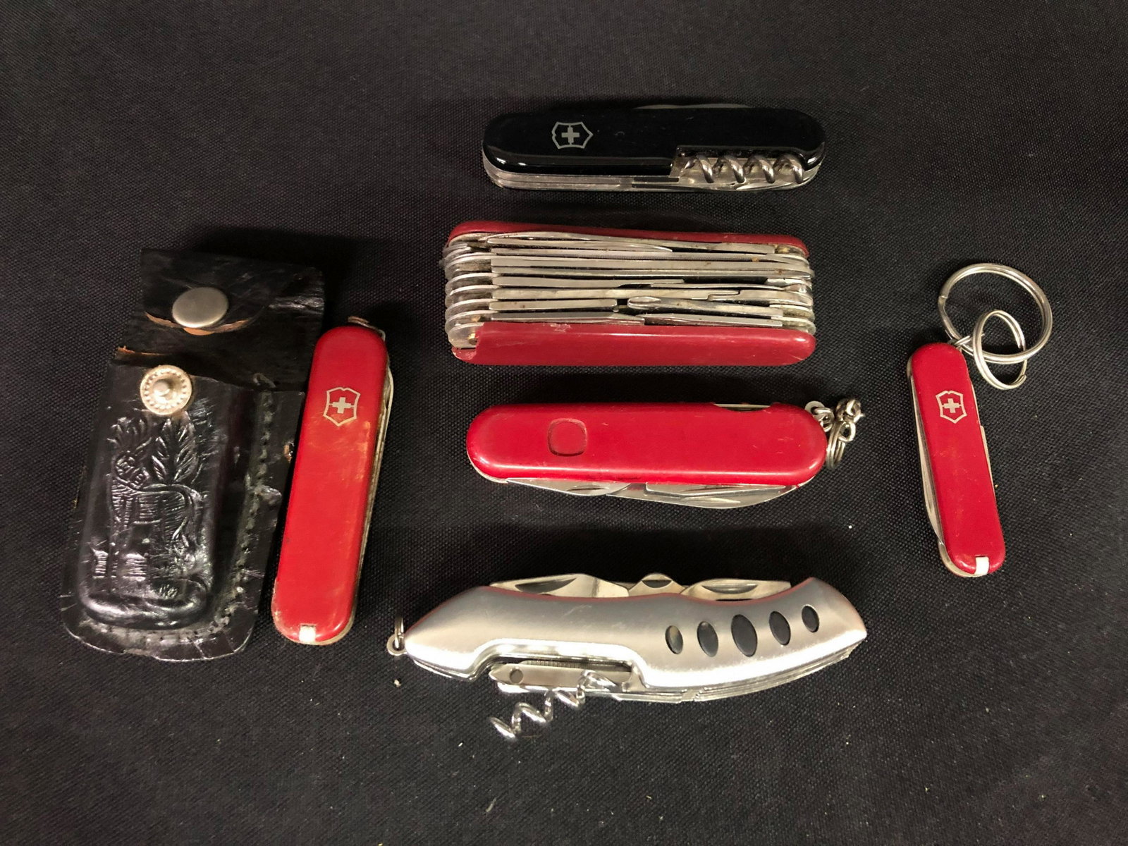 COLLECTION OF SWISS ARMY KNIVES: COLLECTION OF SWISS ARMY KNIVES