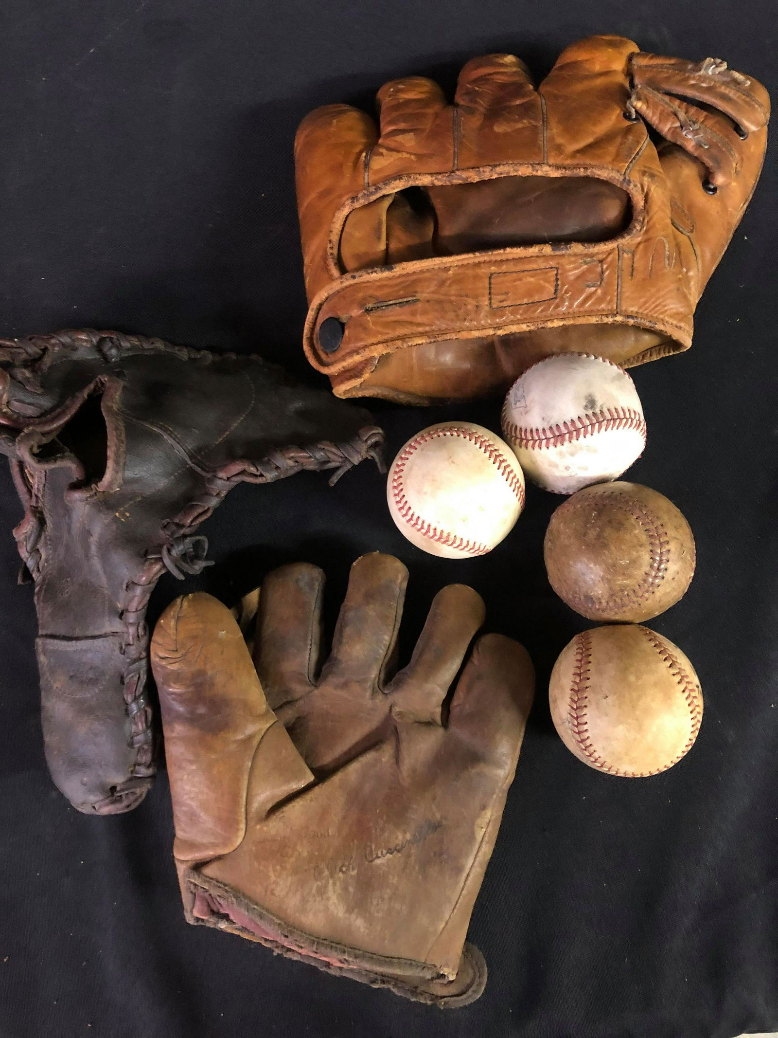 COLLECTION OF ANTIQUE BASEBALL GLOVES (1 of 5)