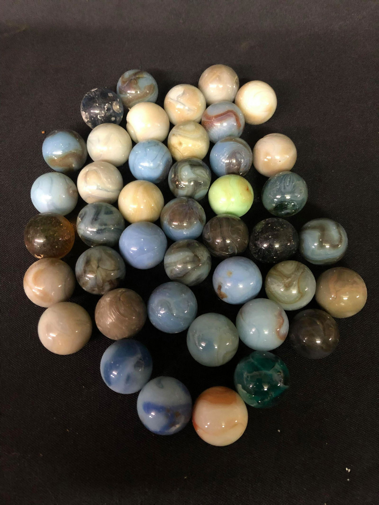 COLLECTION OF MARBLES: COLLECTION OF MARBLES