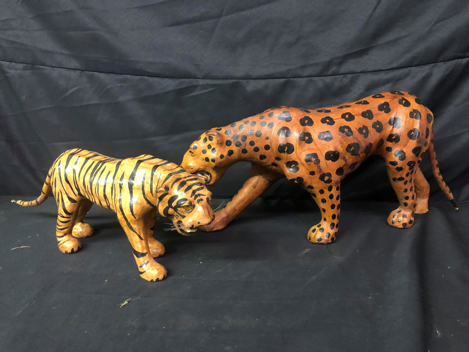 PAIR OF BIG CAT FIGURINES: PAIR OF BIG CAT FIGURINES