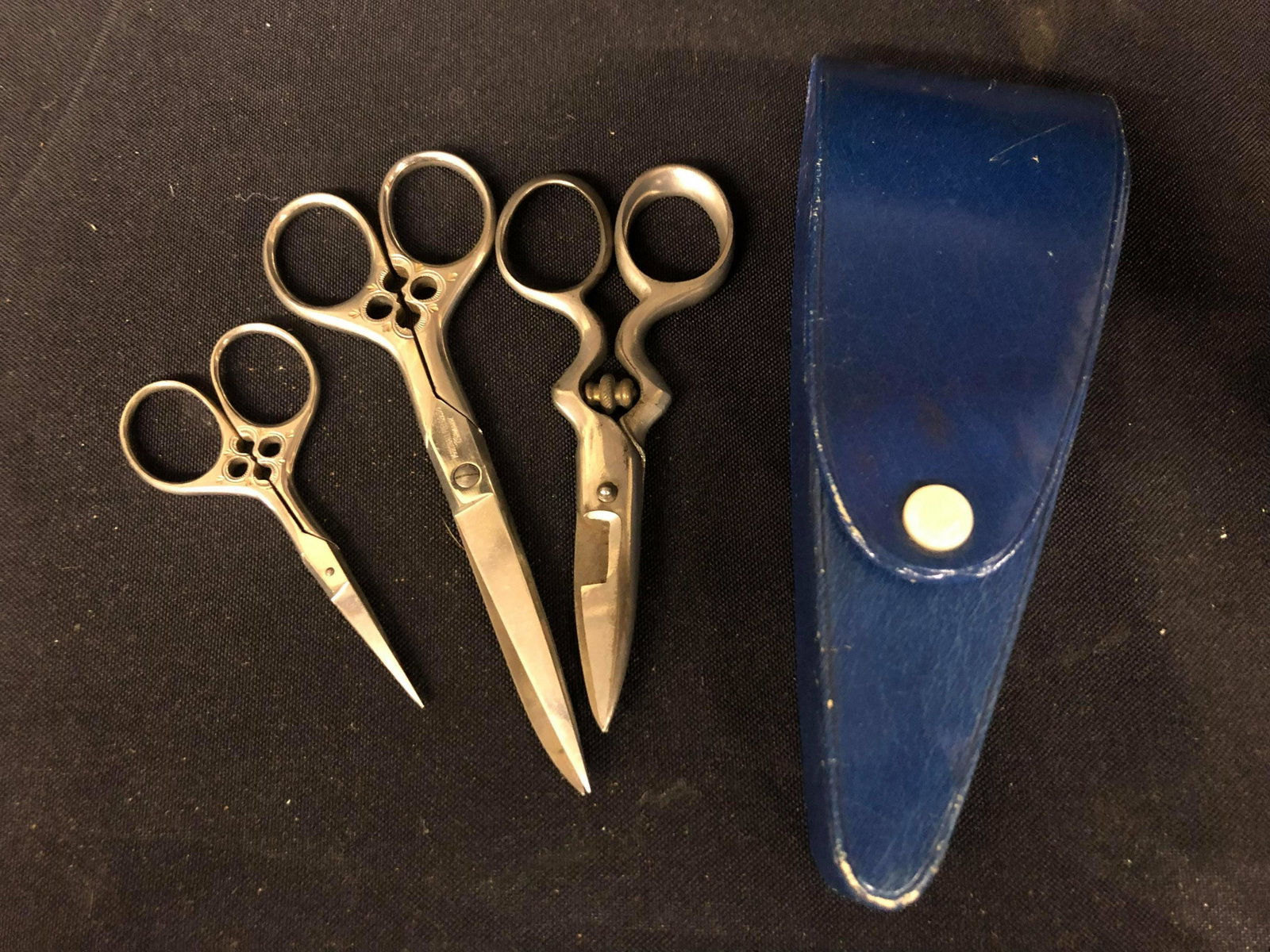 TRIO OF SEWING SCISSORS: TRIO OF SEWING SCISSORS