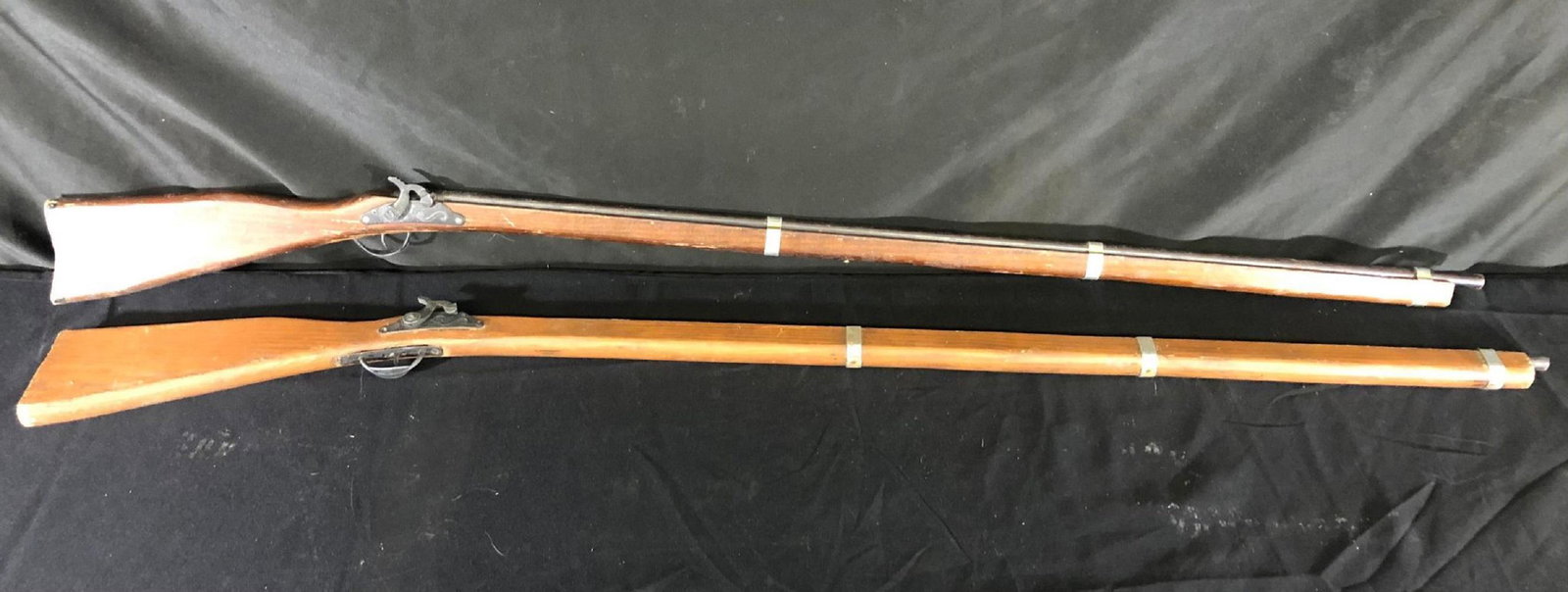 Pair Of Long Gun Style Replicas: Pair Of Long Gun Style Replicas