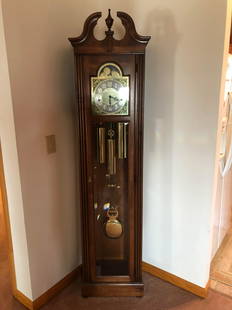 Howard Miller Grandfather Clock: Howard Miller Grandfather Clock