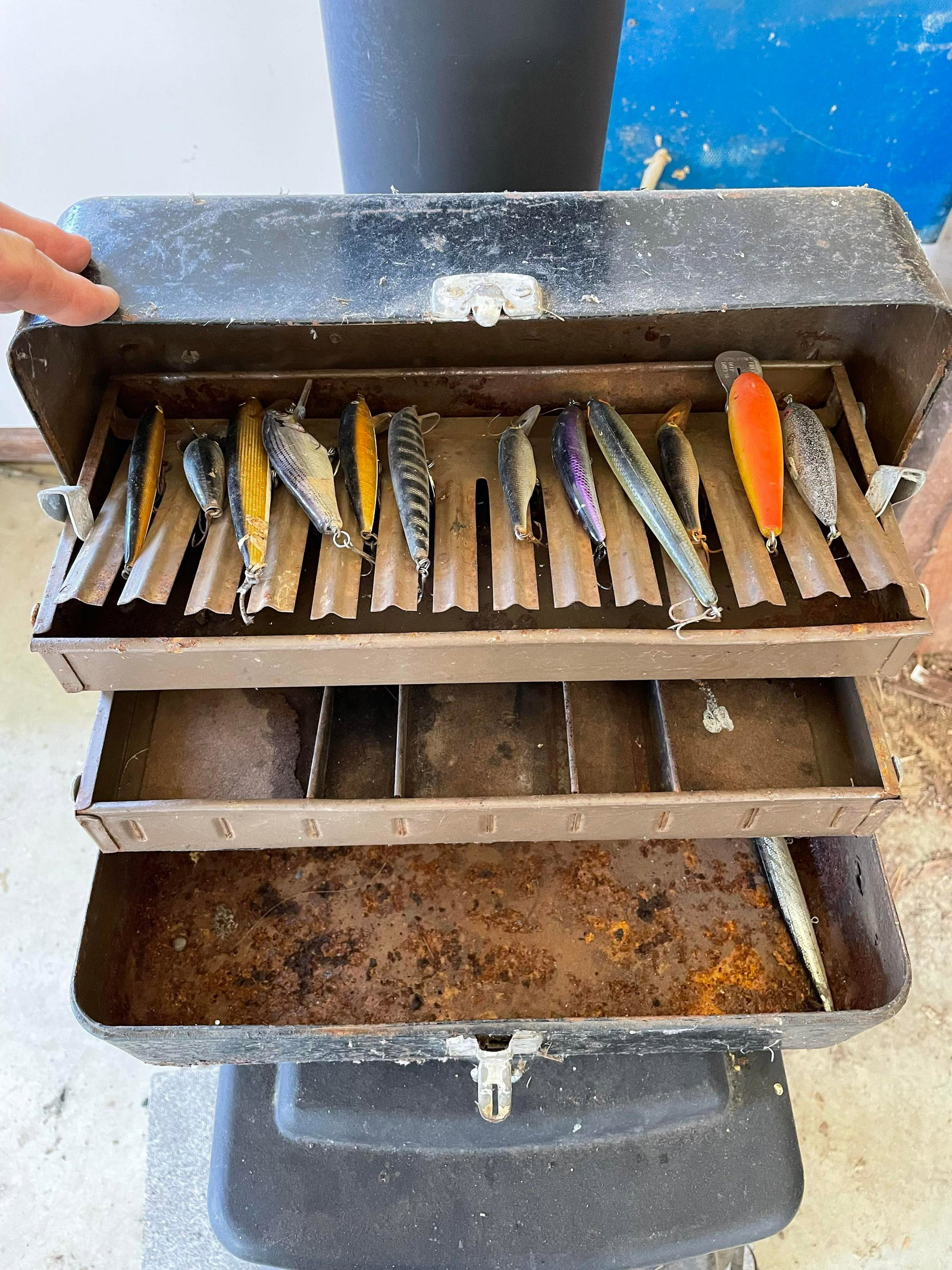Metal Tacklebox With Assorted Lures: Metal Tacklebox With Assorted Lures