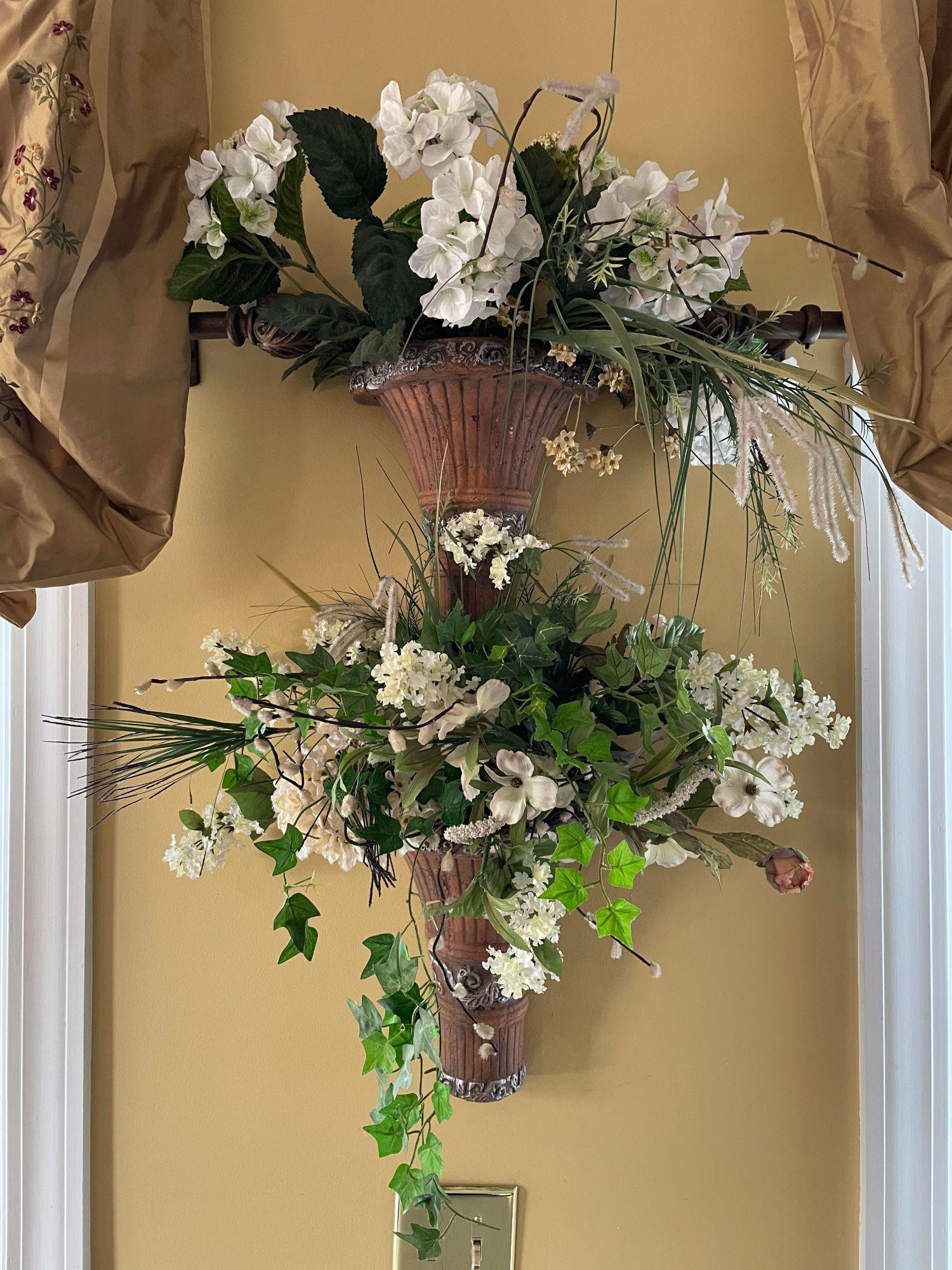 Wall Sconces w/ Floral DÃ©cor: Wall Sconces w/ Floral DÃ©cor