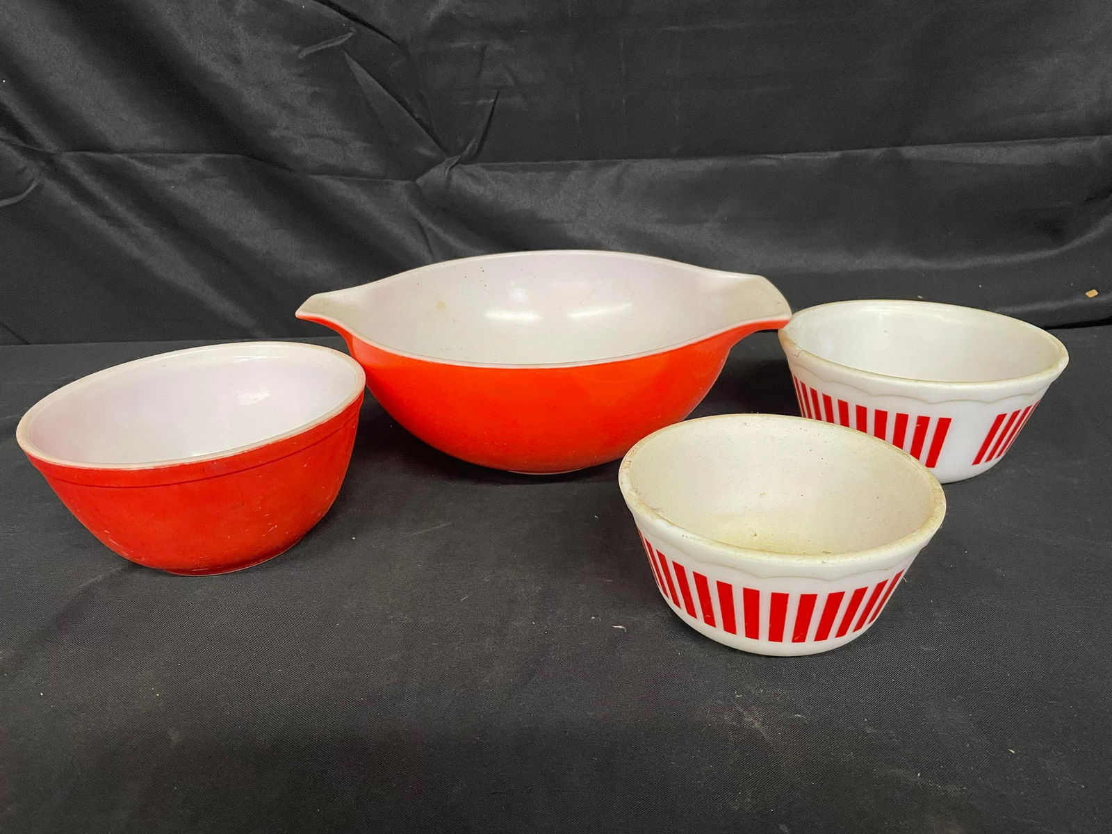 Collection Of Vintage Pyrex: Collection Of Vintage Pyrex