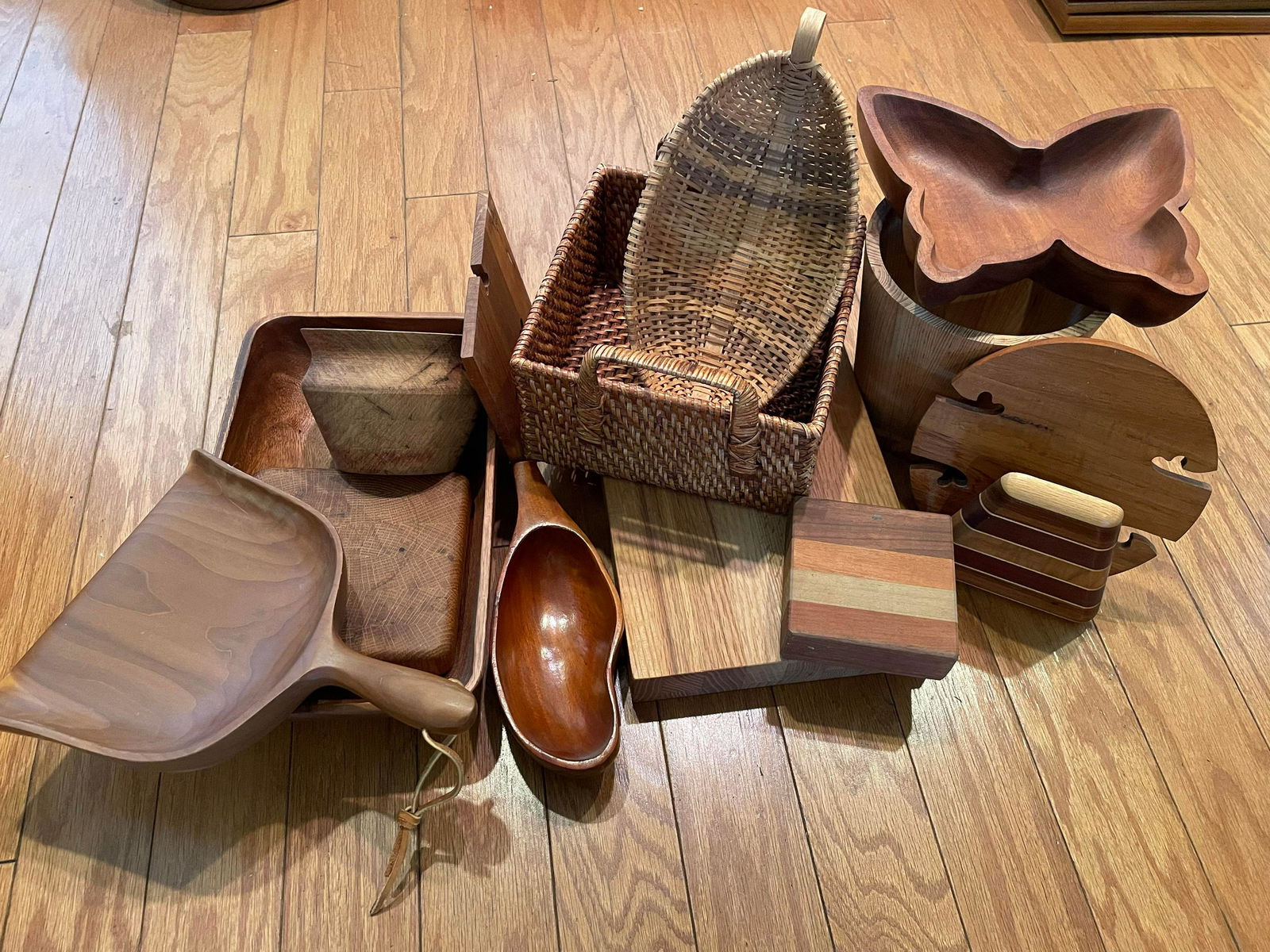 Large Collection Of Handmade Wooden Items (Bowls, Dustpan, Cutting Block, Ladle, Baskets) (1 of 3)