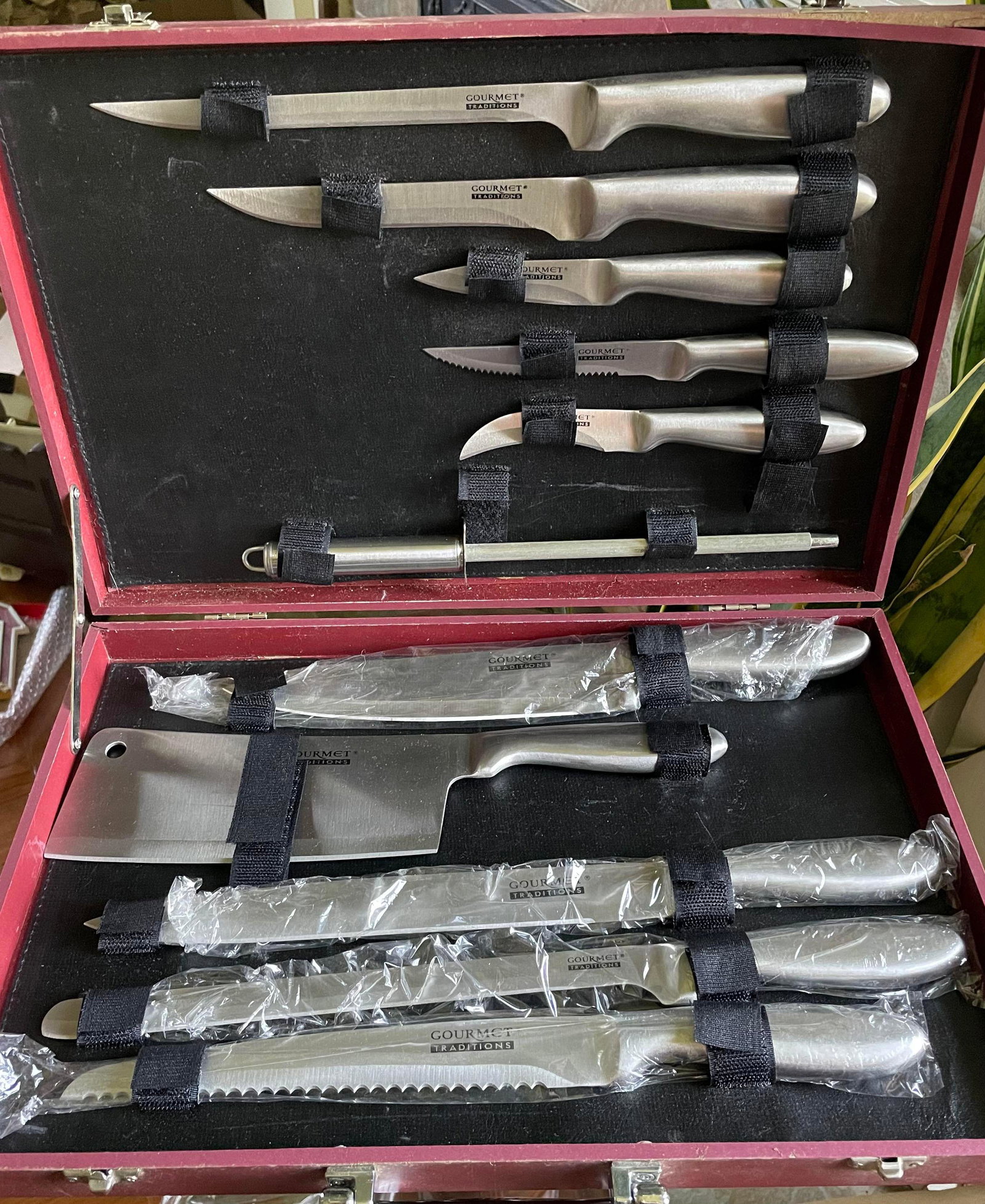 Set Of Cooking And Steak Knives By Gourmet Traditions That Appear To Be Never Used: Set Of Cooking And Steak Knives By Gourmet Traditions That Appear To Be Never Used
