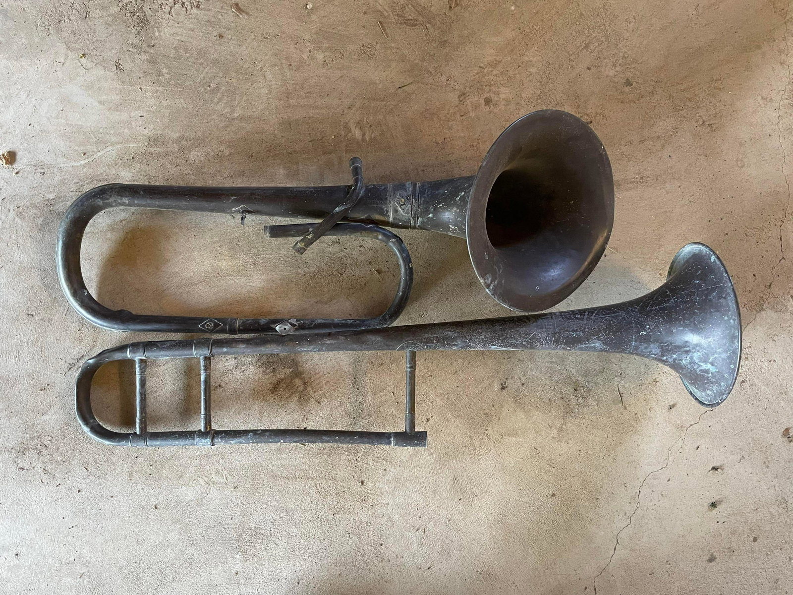 Vintage Musical Instrument In Fair Condition As Found: Vintage Musical Instrument In Fair Condition As Found