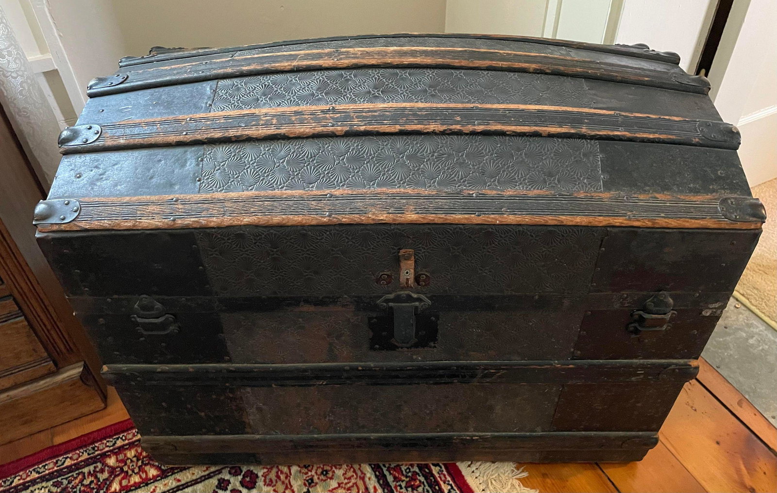Antique Camel Back Steamer Trunk With Interior Tray 32"x20": Antique Camel Back Steamer Trunk With Interior Tray 32"x20"