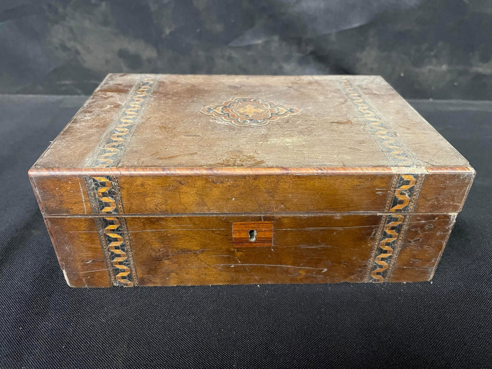 Wooden Inlaid Decorated Gentleman's Chest Dresser Box: Wooden Inlaid Decorated Gentleman's Chest Dresser Box