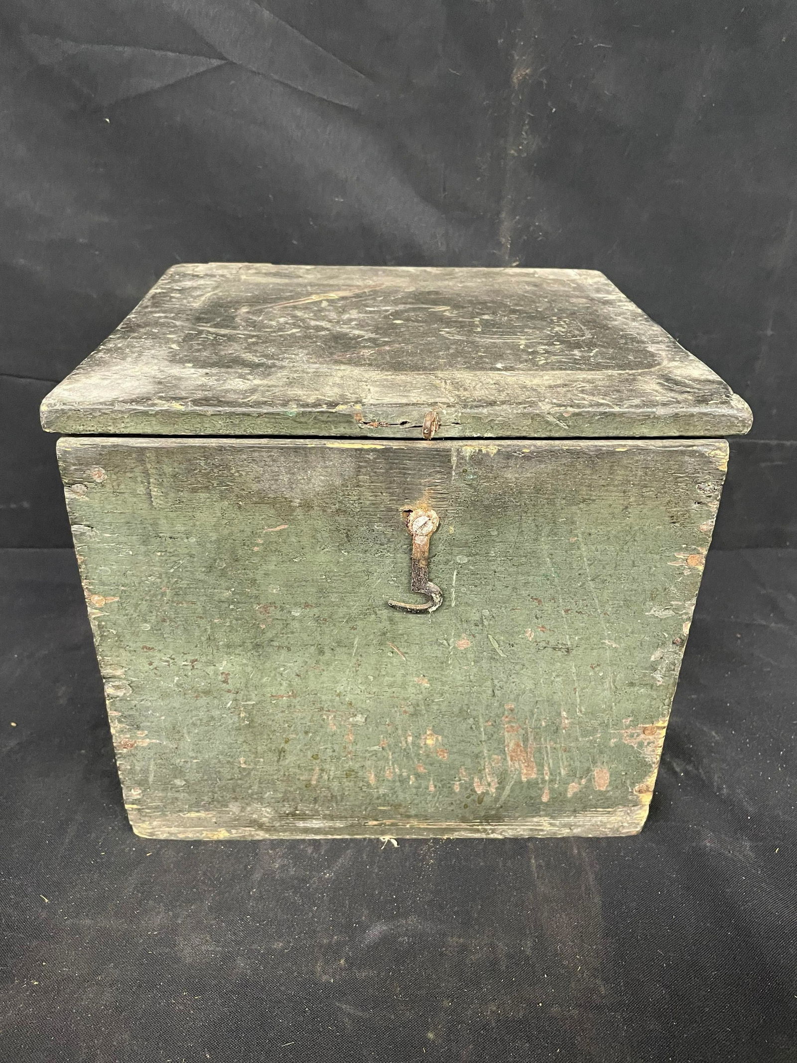 Small Wooden Box With Lid And Old Paint (1 of 3)